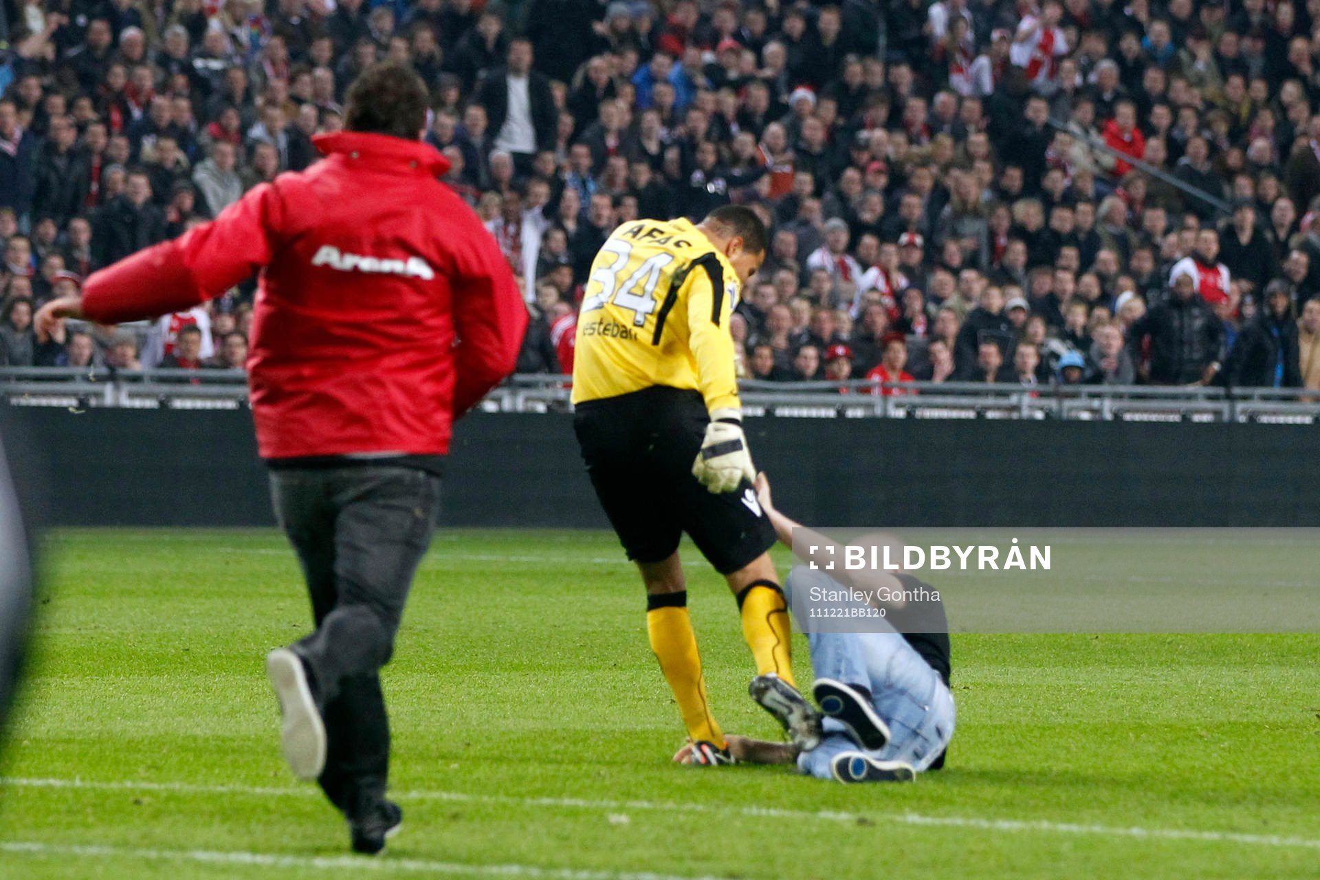 Esteban Alvarado, målvakt, AZ attackeras av en huligan