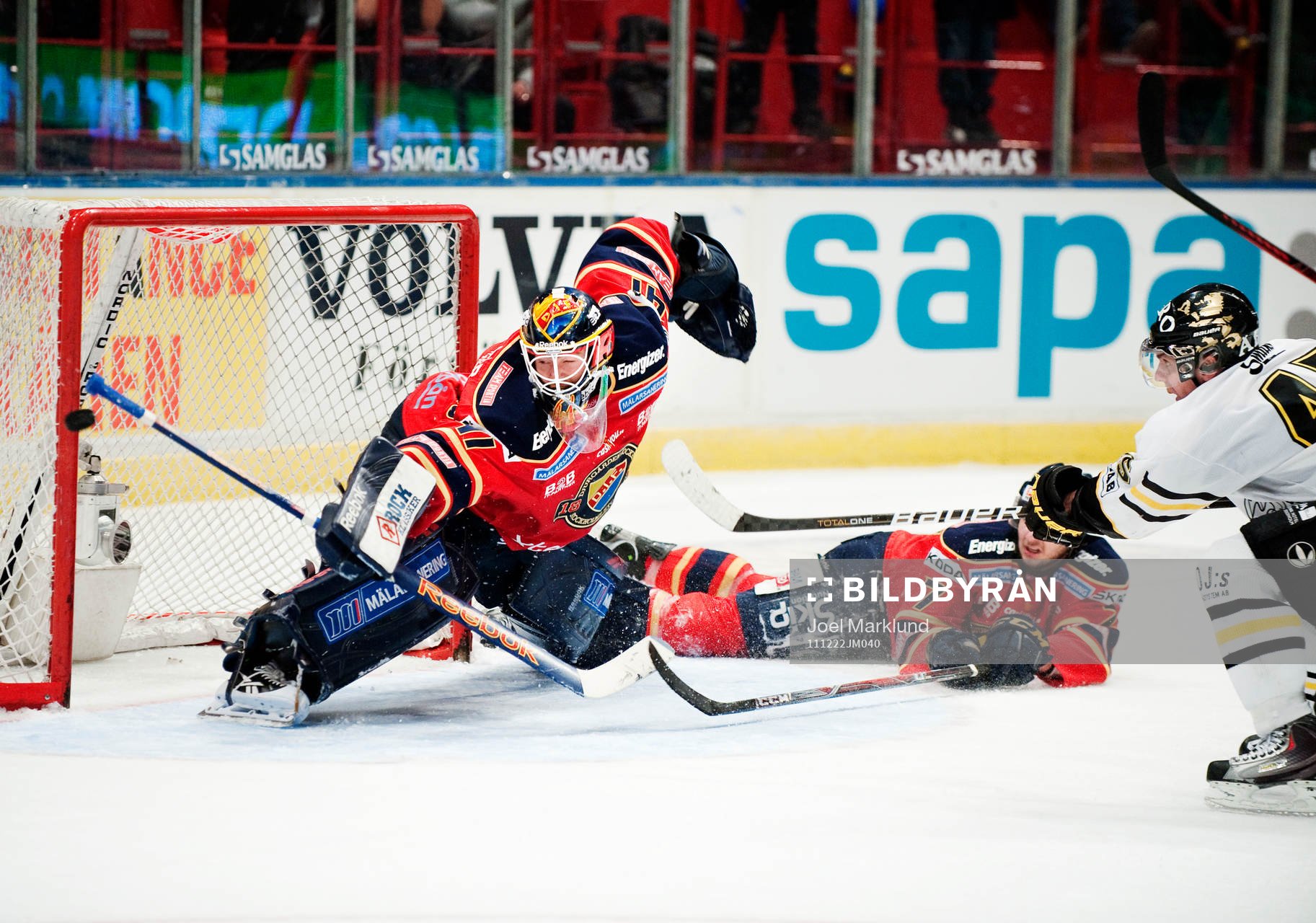 Gustaf Wesslau, målvakt, Djurgården, räddar ett skott