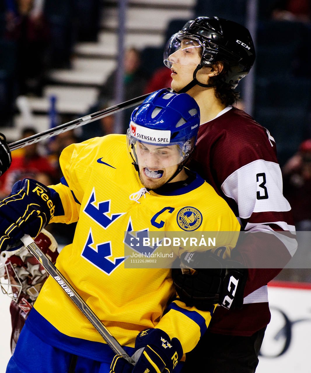 Johan Larsson, Sverige, hålls fast av Nikita Kolesnikovs,