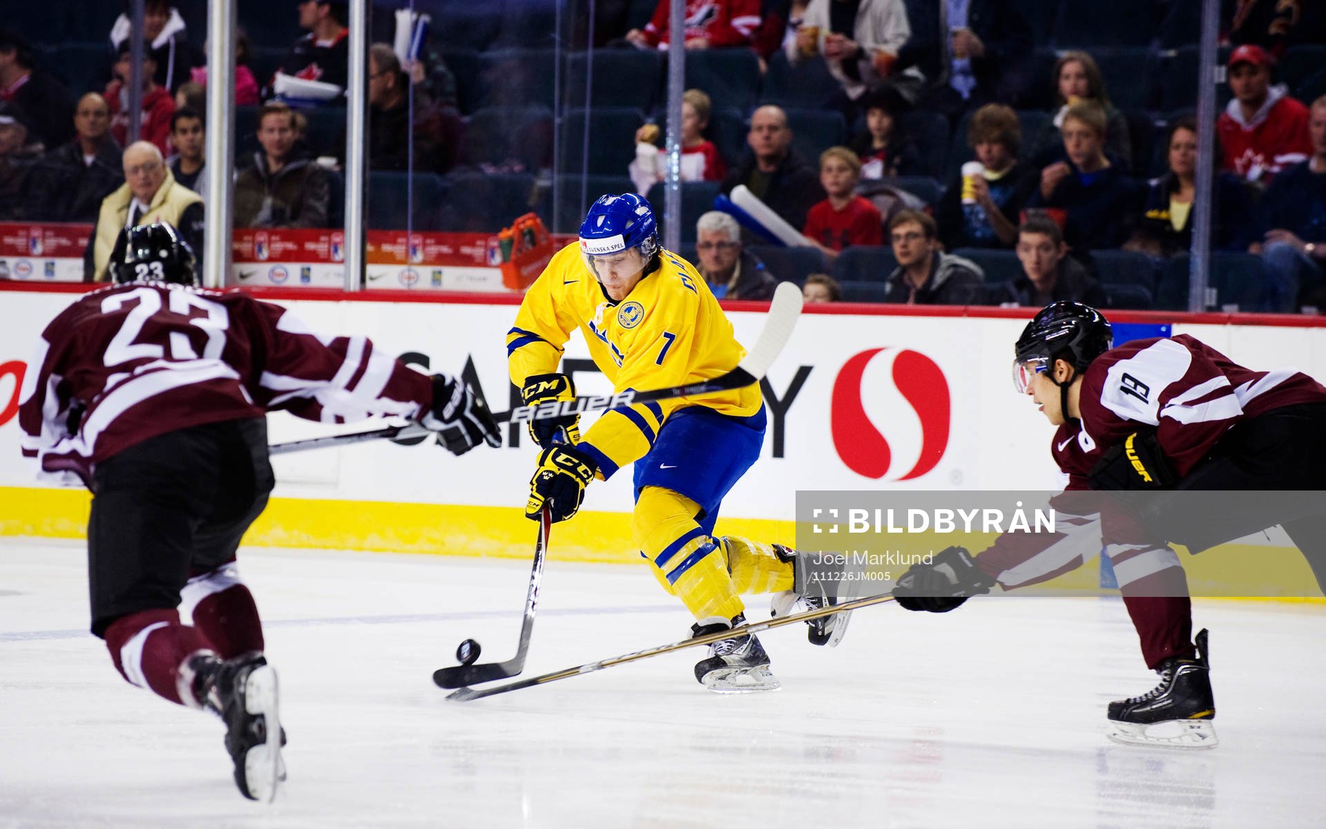 Fredrik Claesson, Sverige, kontrollerar pucken