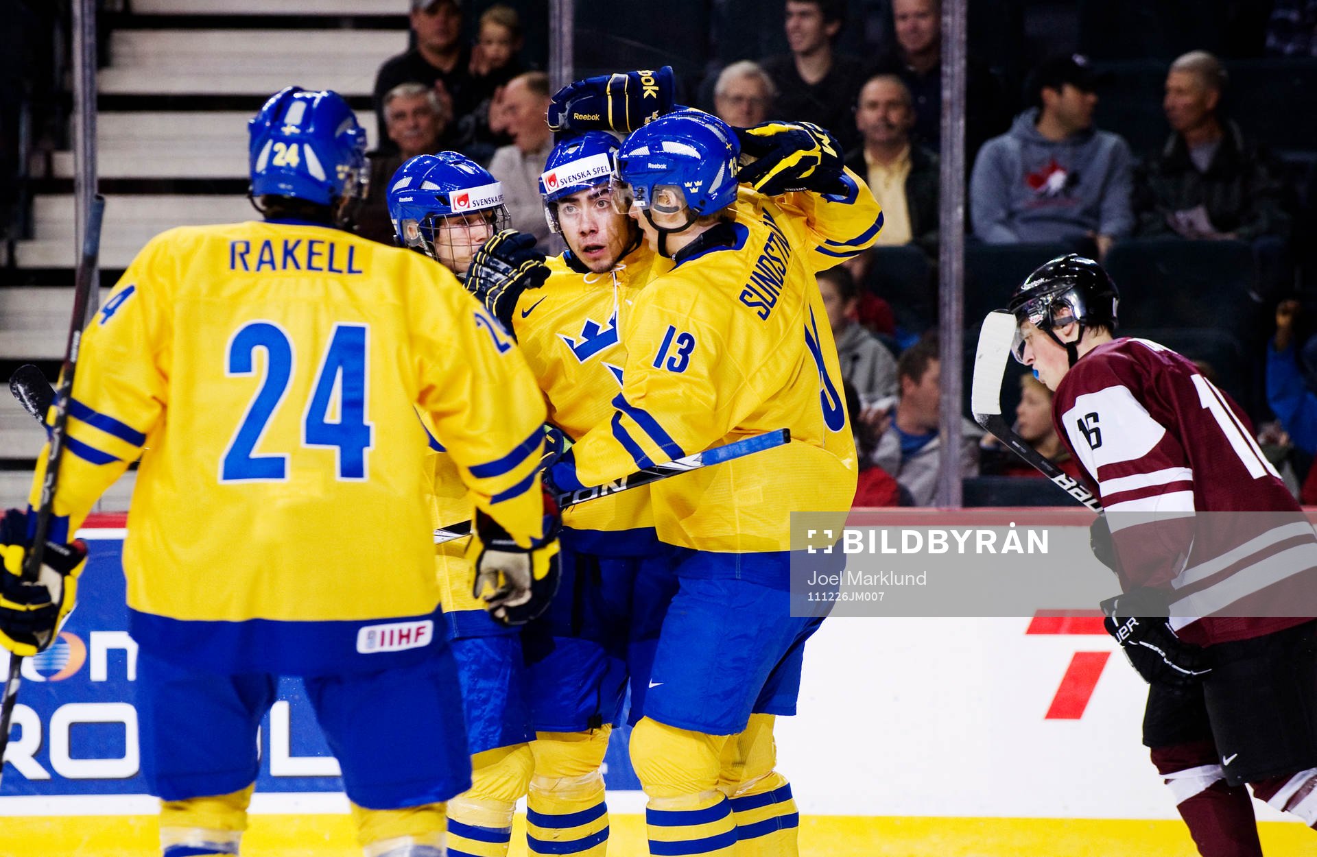 Mika Zibanejad, Sverige, kramas om