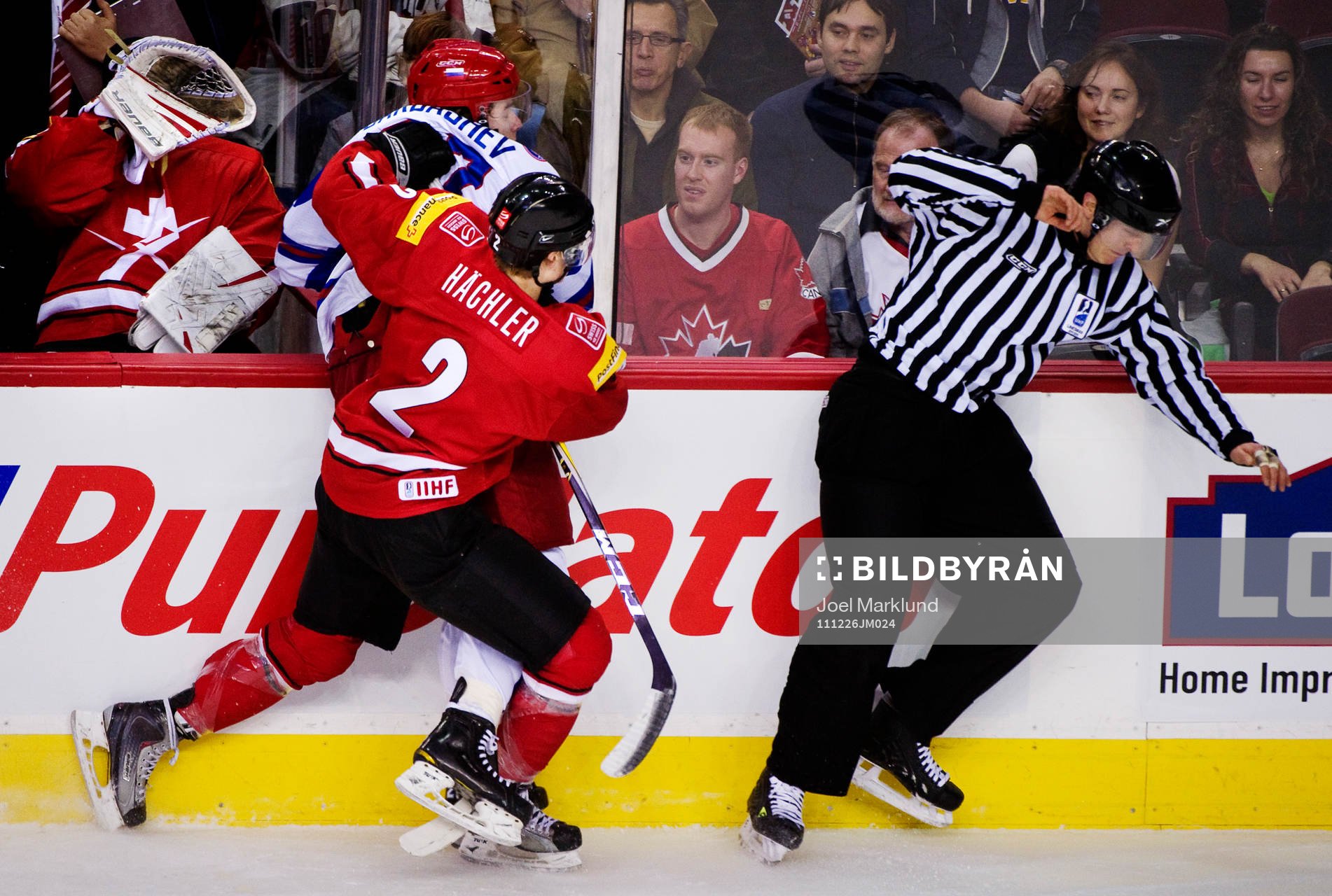 Cedric Hächler, Schweiz, tacklar Sergei Barbashev, Ryssland