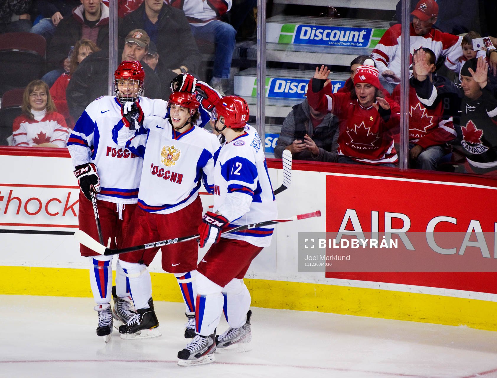 Nikita Gusev, Ryssland, i mitten, gratuleras till sitt