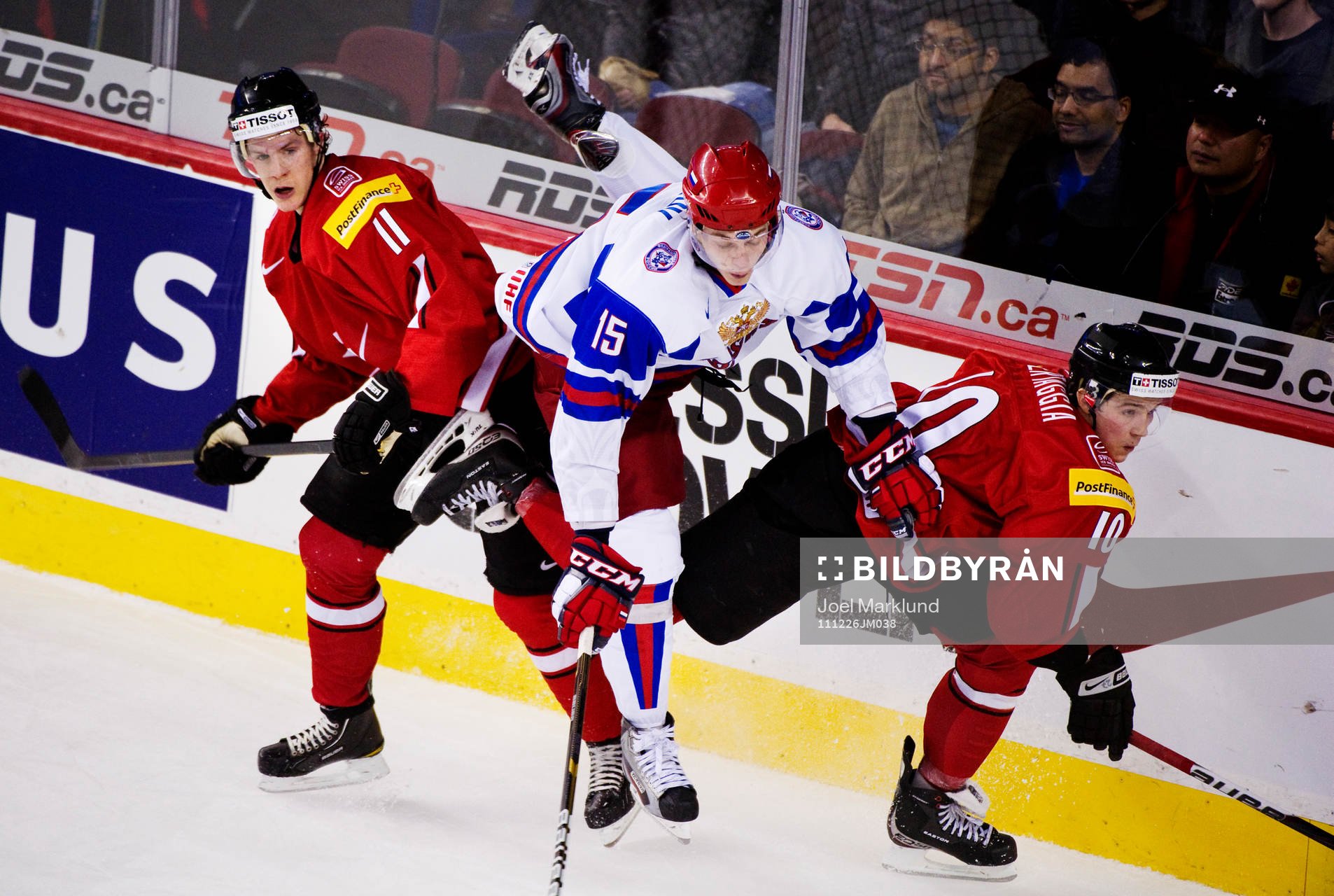 Pavel Kulikov, Ryssland, blir tacklad av Gaetan Haas och