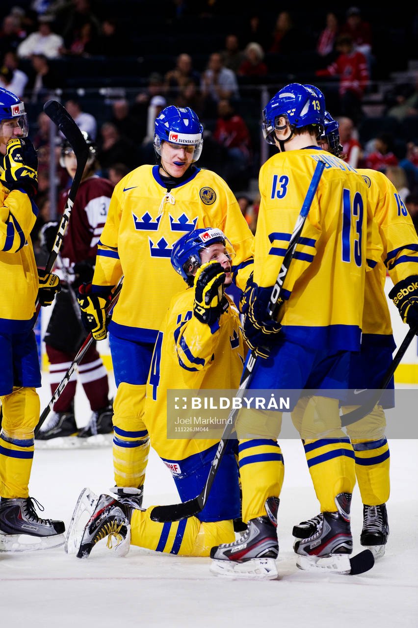 Max Friberg, Sverige, på knä, gratuleras till sitt