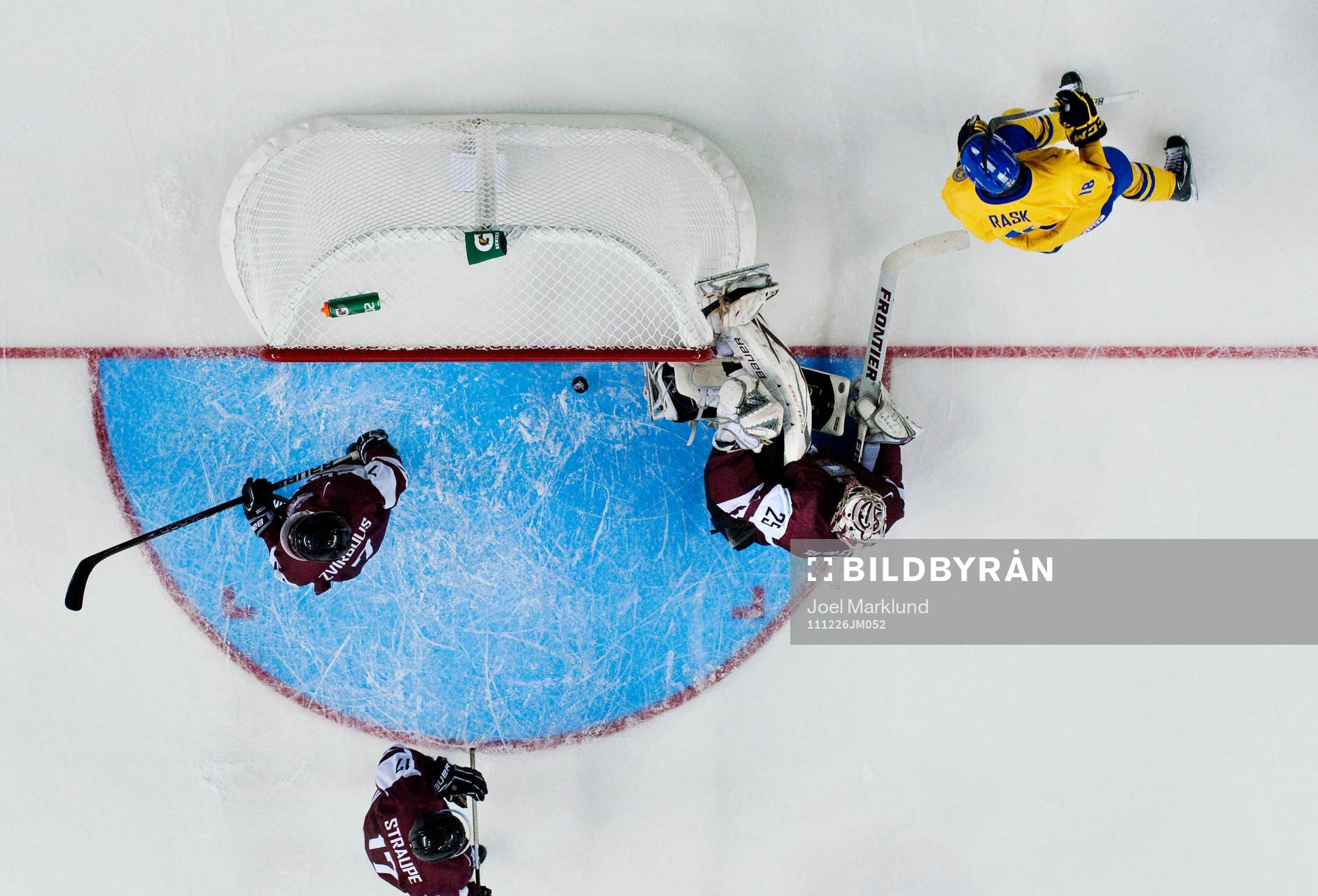 Kristers Gudlevskis, målvakt, Lettland, ligger ner