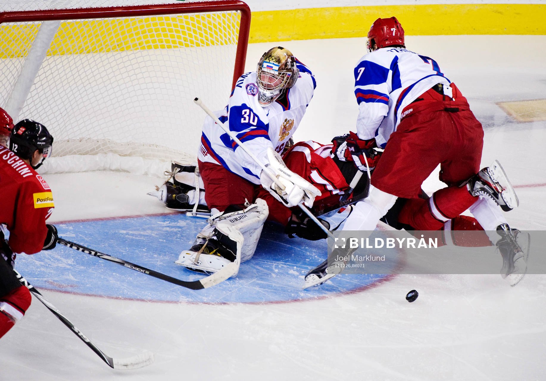 Sven Bartschi, Schweiz, kraschar in i Andrei Vasilevski,