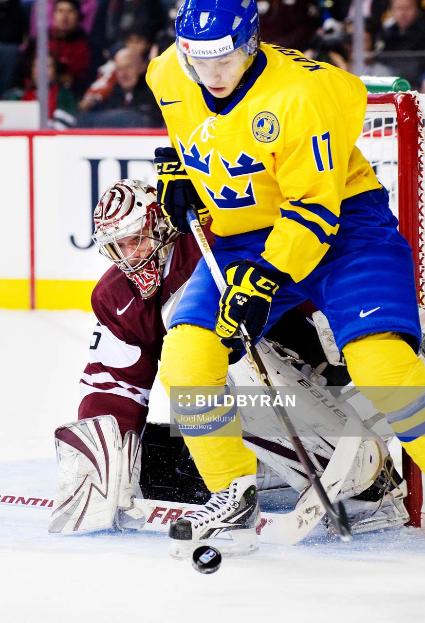Kristers Gudlevskis, målvakt, Lettland, utmanas av William