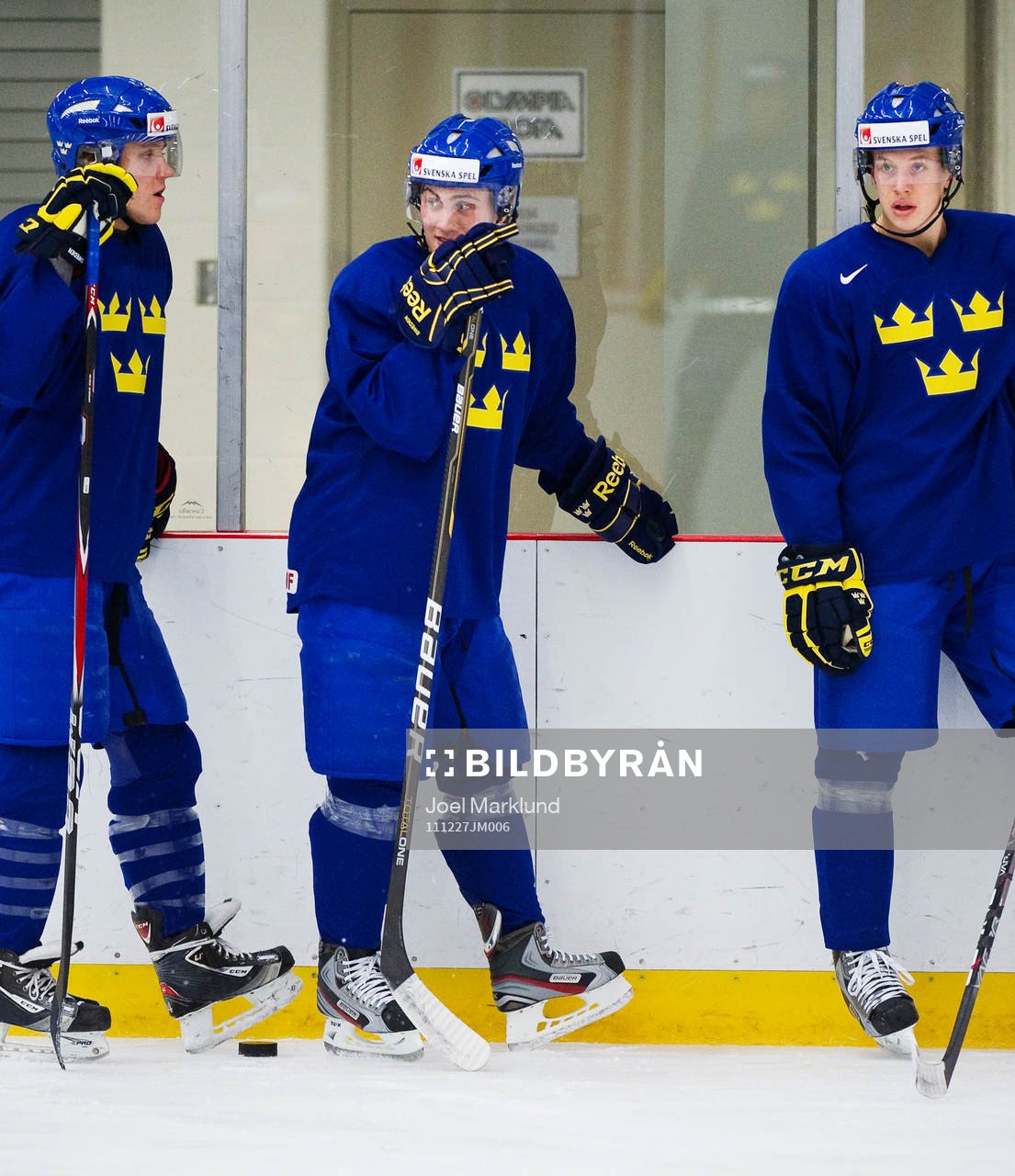 Johan Larsson, i mitten, är tillbaka i träning