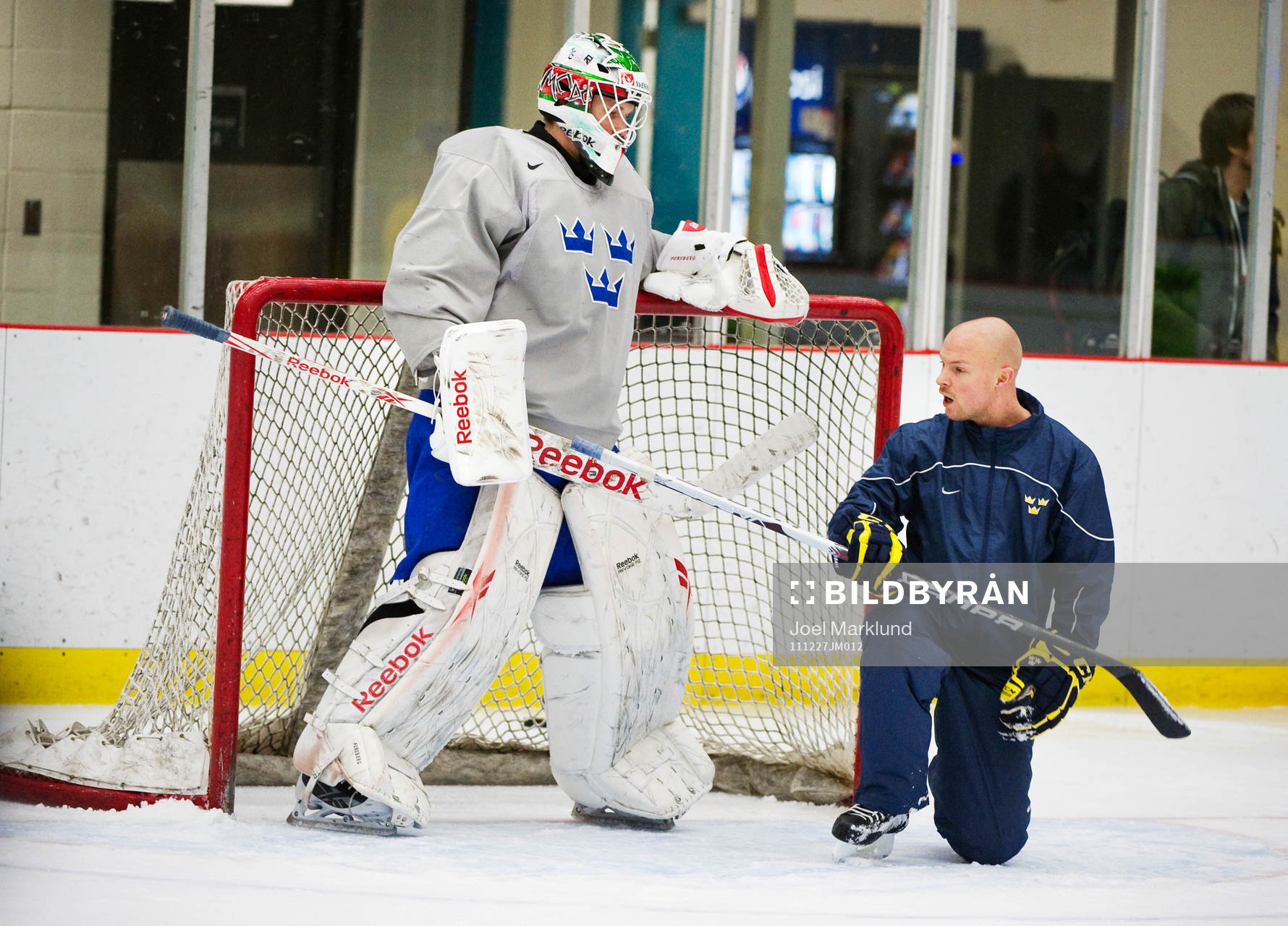 Anton Forsberg, målvakt, ser på Daniel Henriksson,