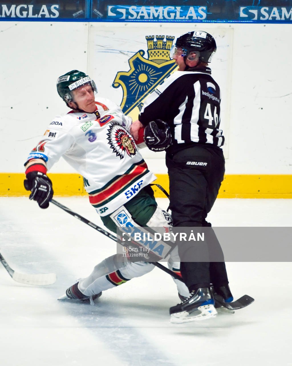 Per-Johan Axelsson, Frölunda krockar med linjedomaren