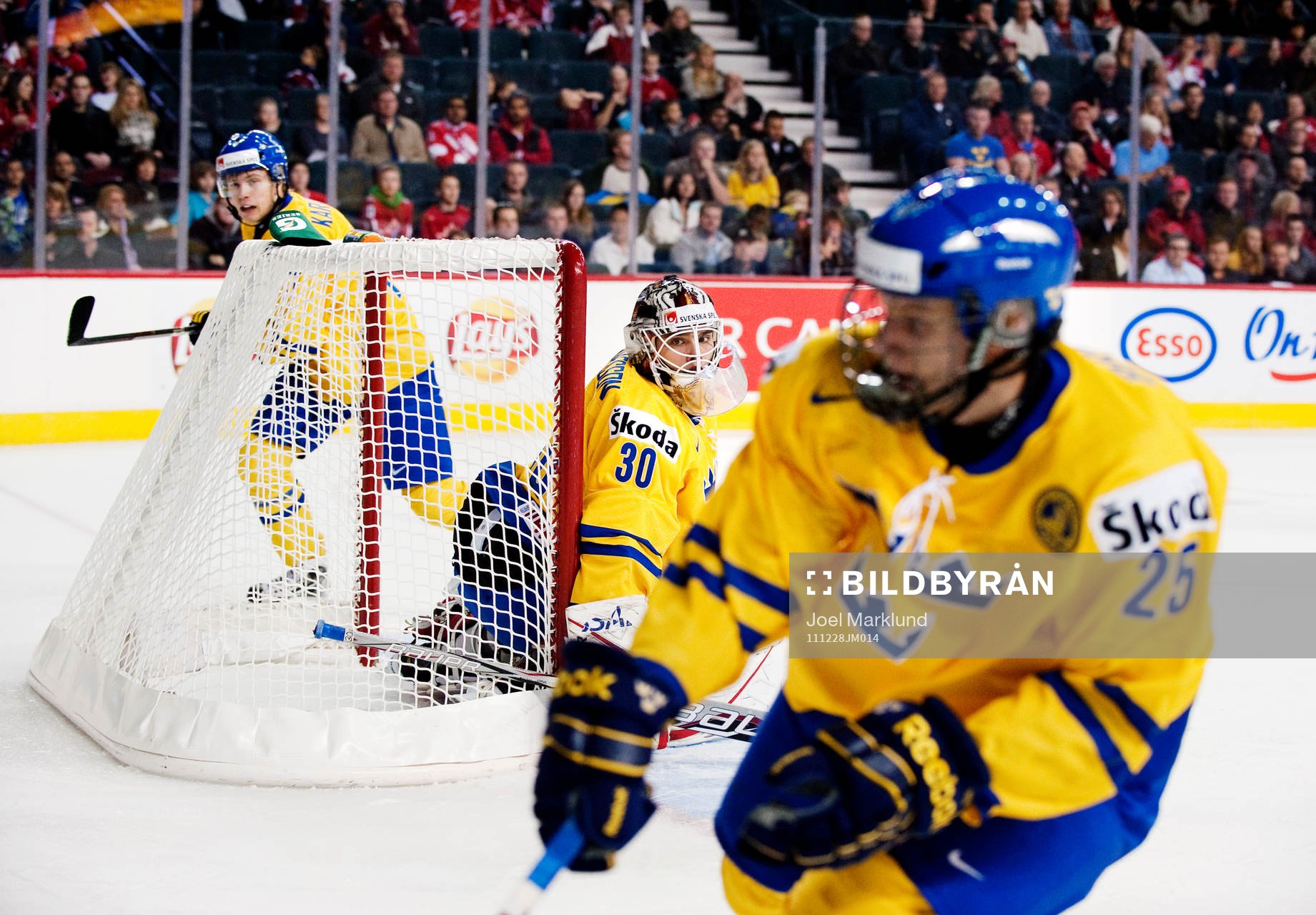 Johan Gustafsson, målvakt, Sverige, följer spelet
