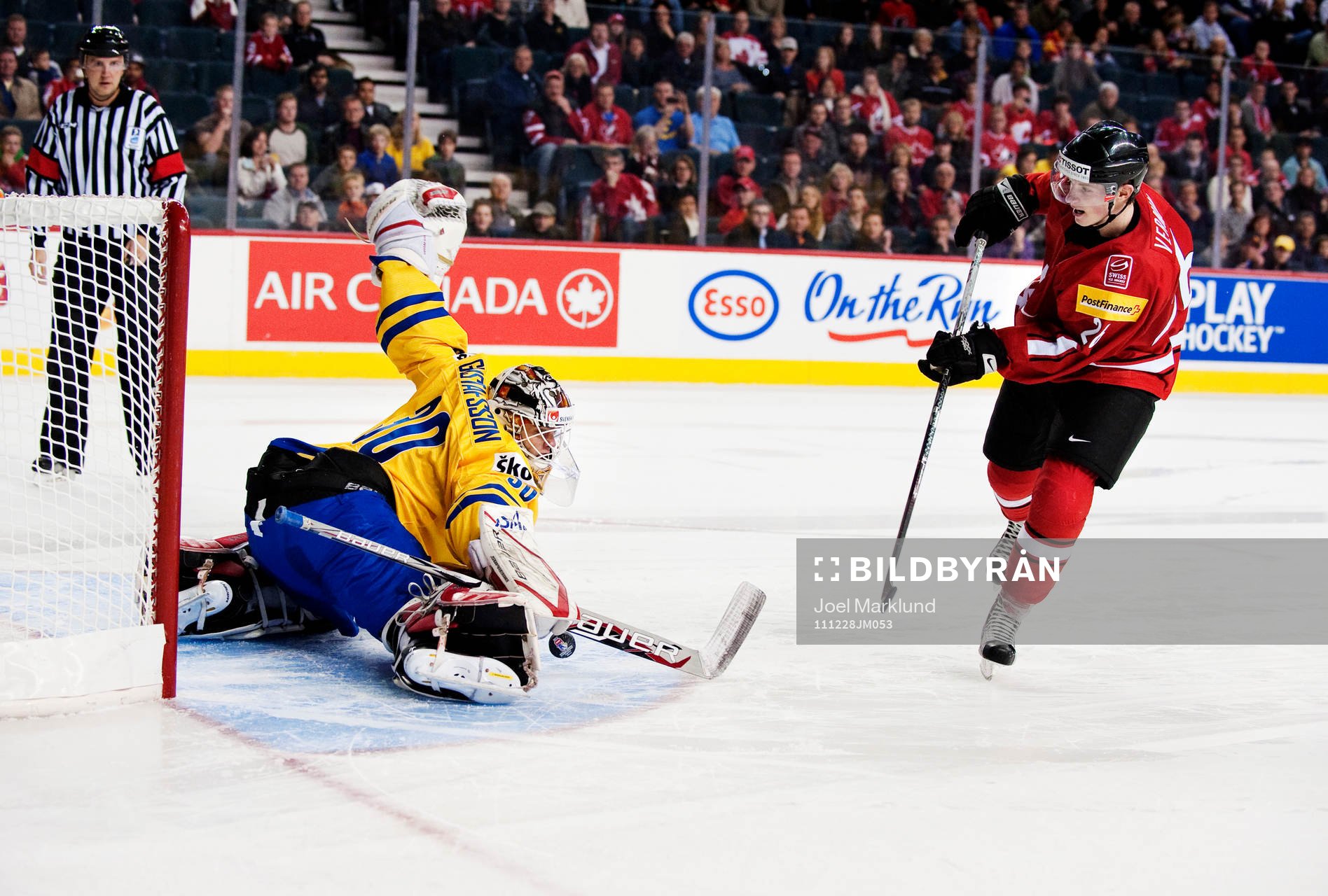 Johan Gustafsson, målvakt, Sverige, räddar en straff