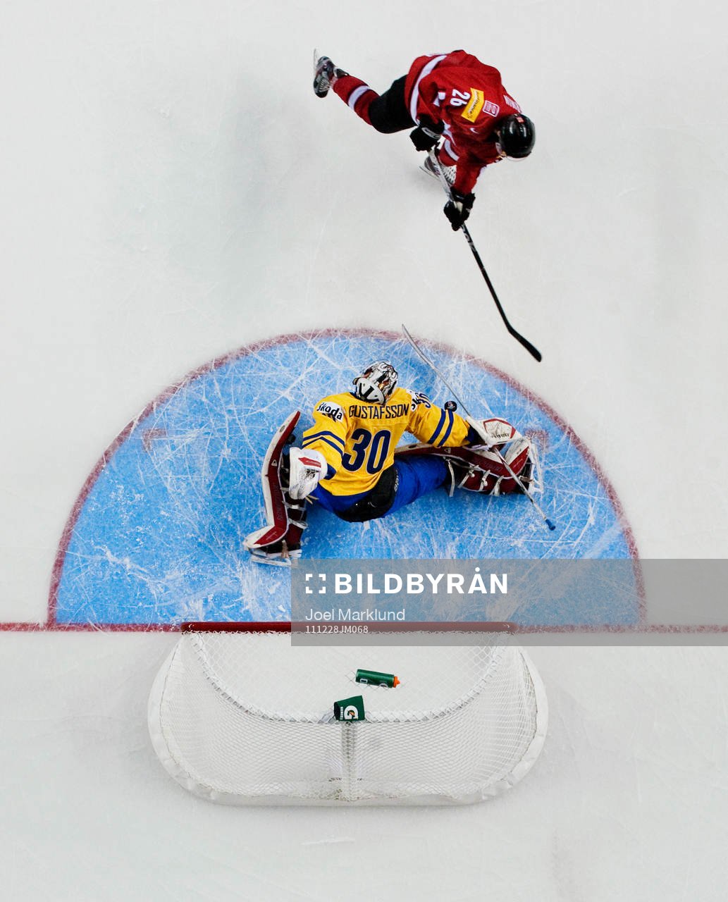 Johan Gustafsson, målvakt, Sverige, räddar en straff