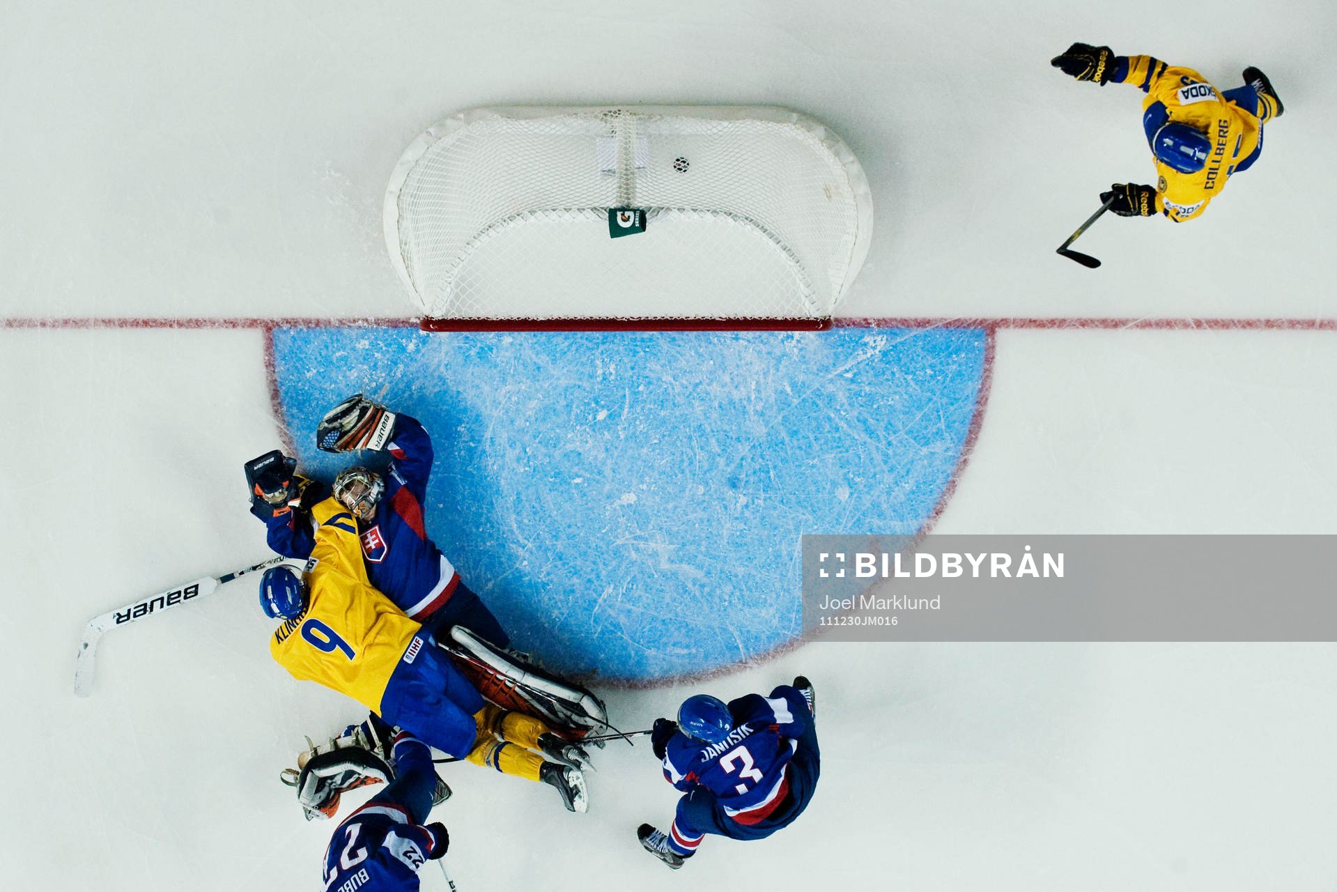 John Klingberg, Sverige, ligger över Dominik Riecicky,