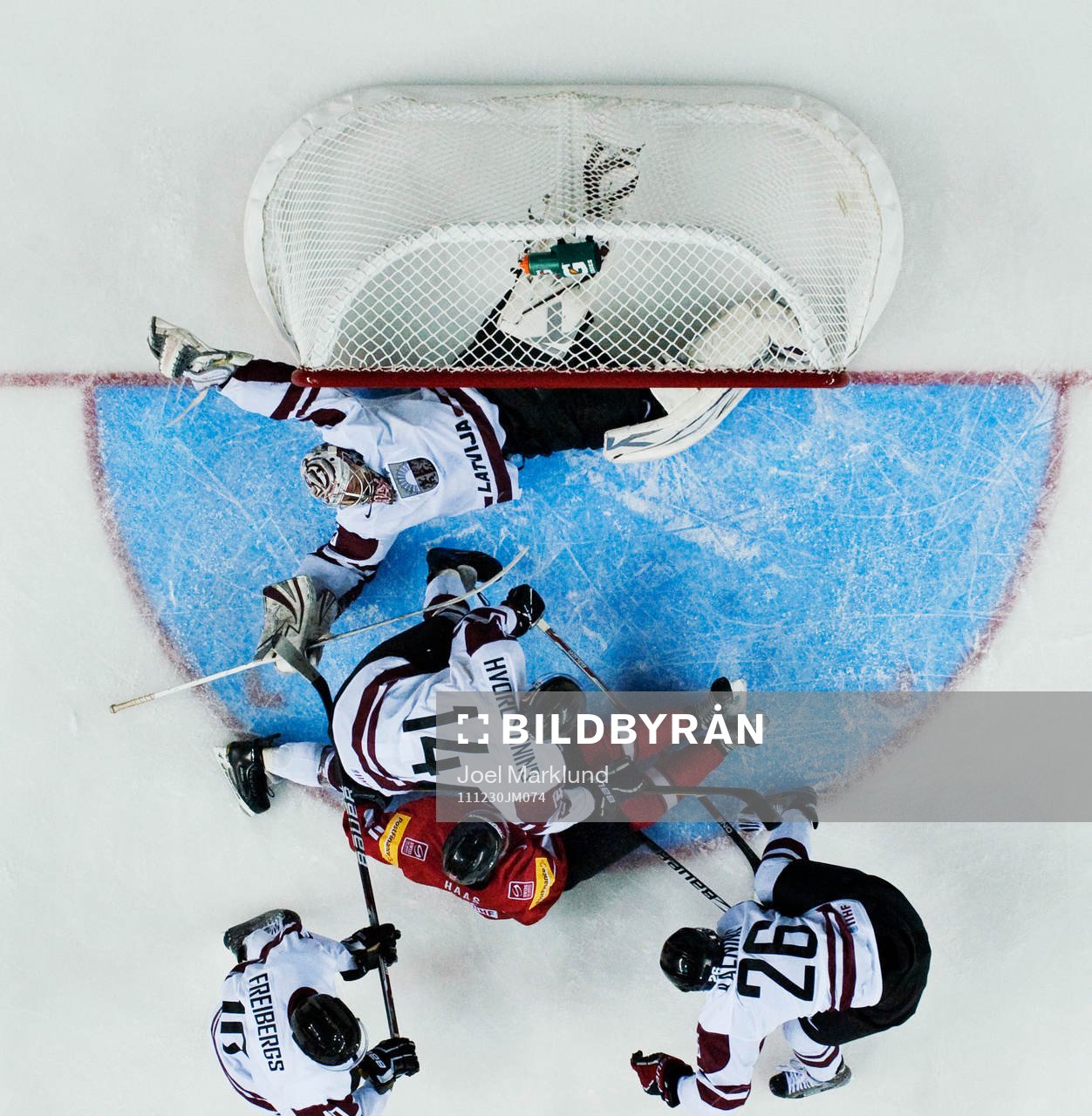 Gaetan Haas, Schweiz, oroar framme vid Kristers Gudlevskis,