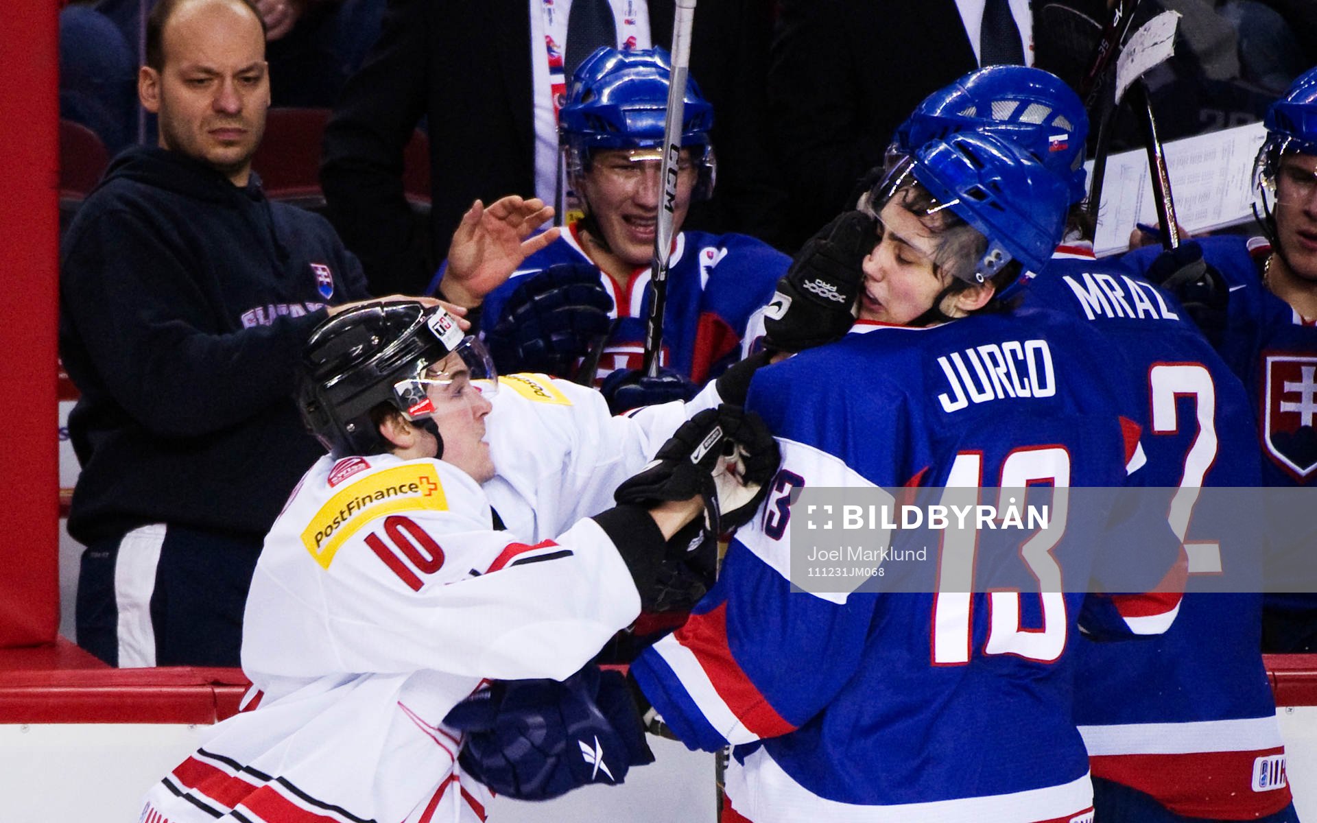Alessio Bertaggia, Schweiz, ger sig på Tomas Jurco,