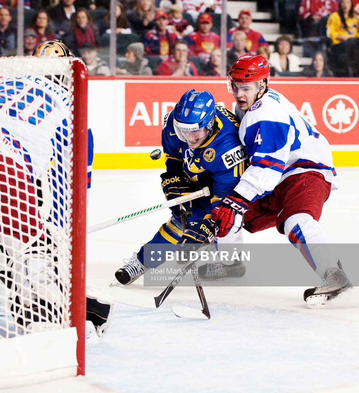 Johan Larsson, Sverige, tar sig förbi Viktor Antipin,