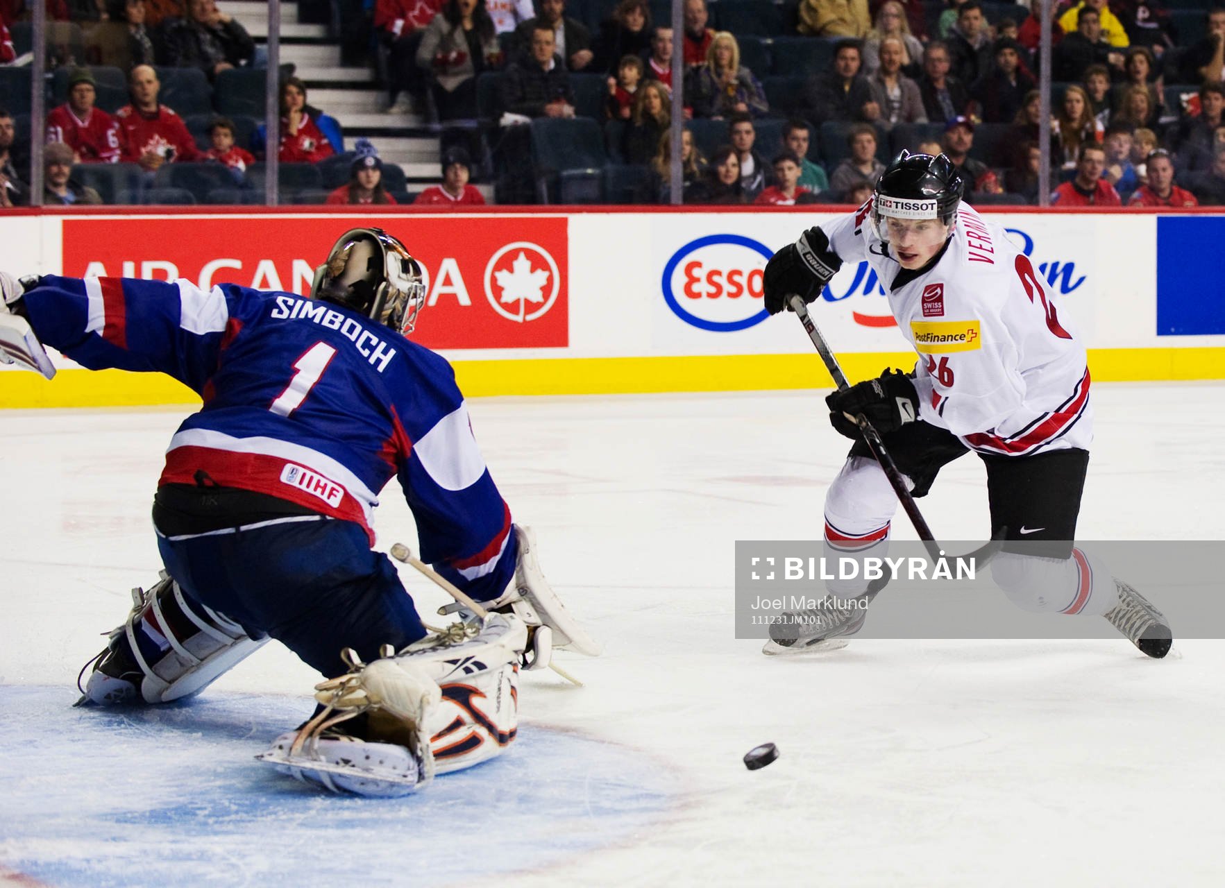 Juraj Simboch, målvakt, Slovakien, utmanas av Joel Vermin,