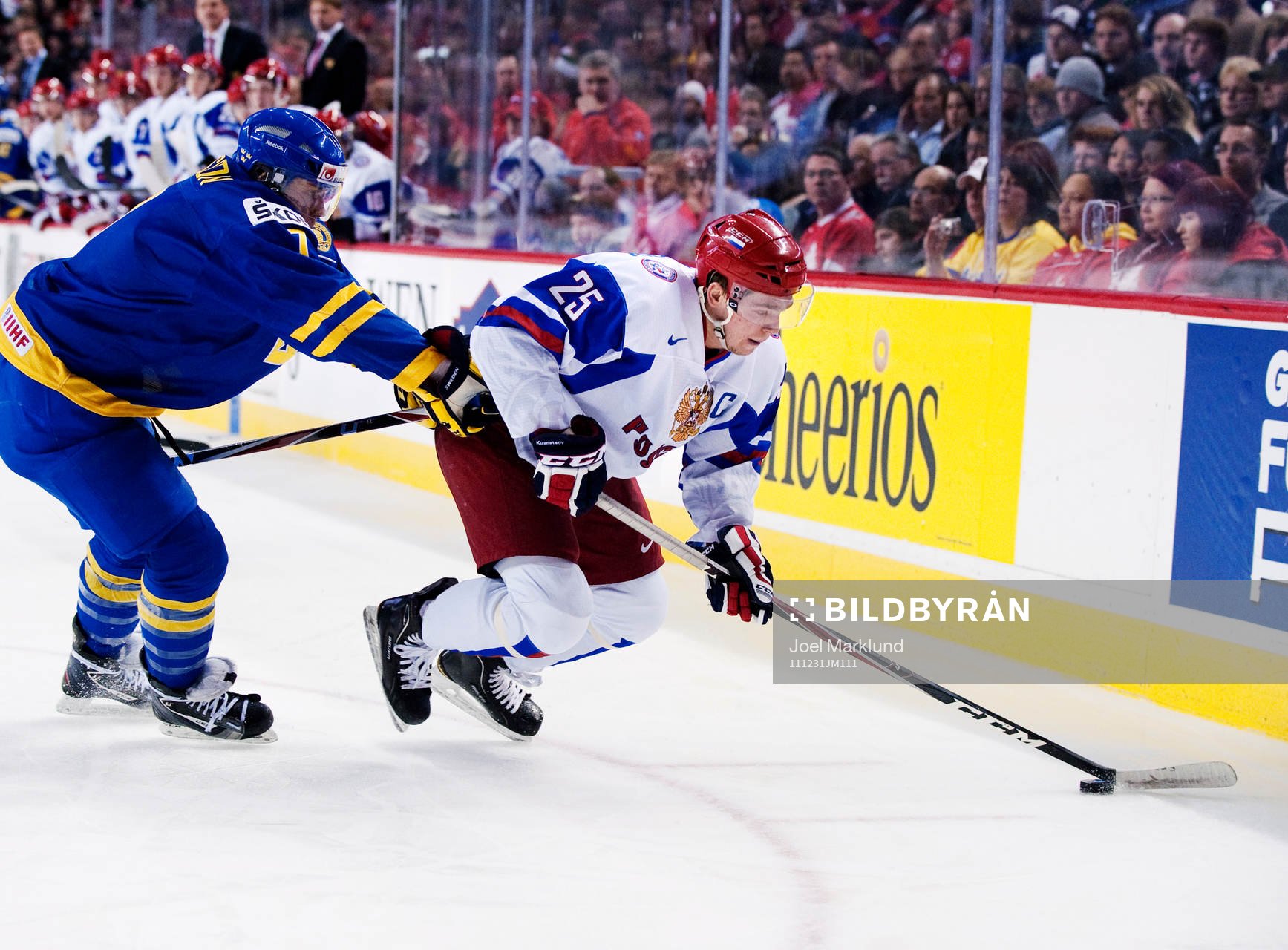 Fredrik Claesson, Sverige, trycker till Yevgeni Kuznetsov,