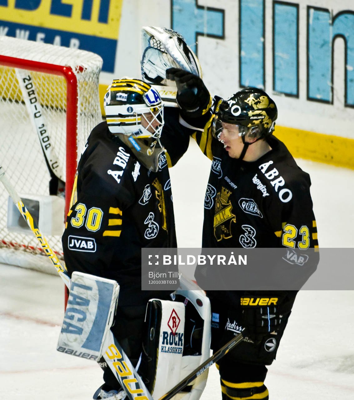 Viktor Fast, målvakt, och Jonas Liwing, glädje, jubel