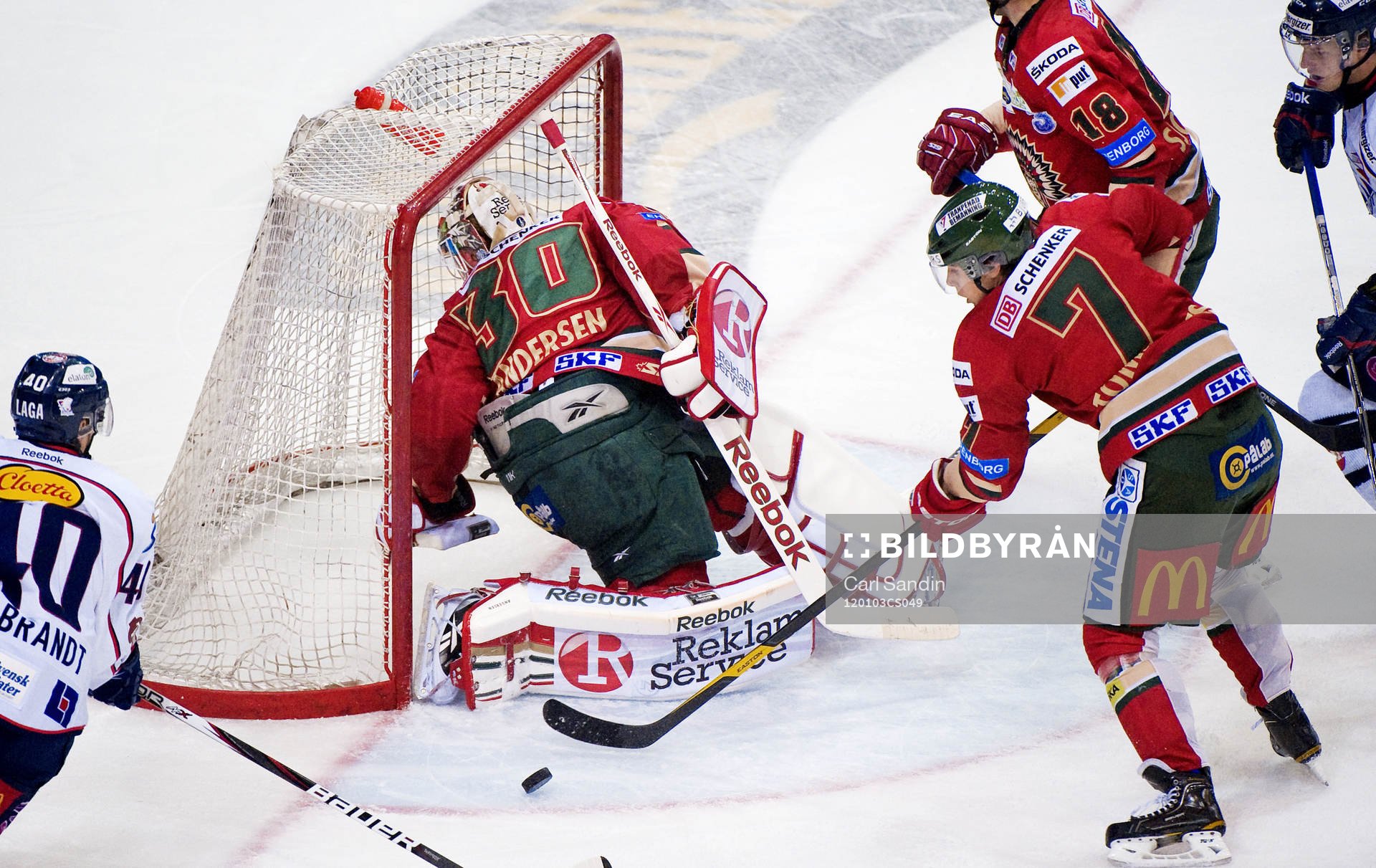 Frederik Andersen, målvakt, har inte koll pucken. Henrik