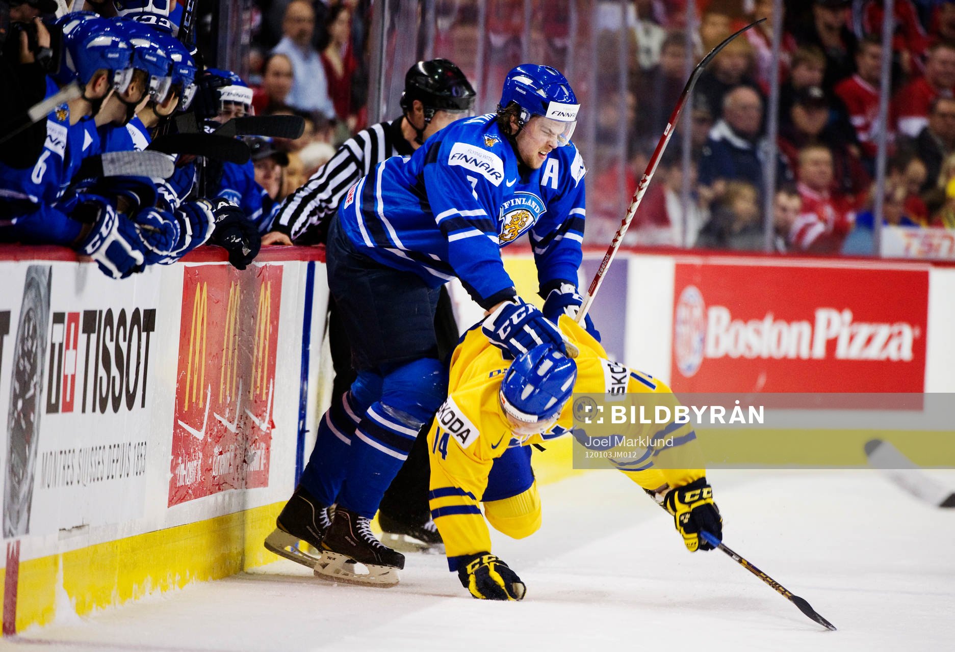Jani Hakanpää, Finland, trycker ned Max Friberg, Sverige