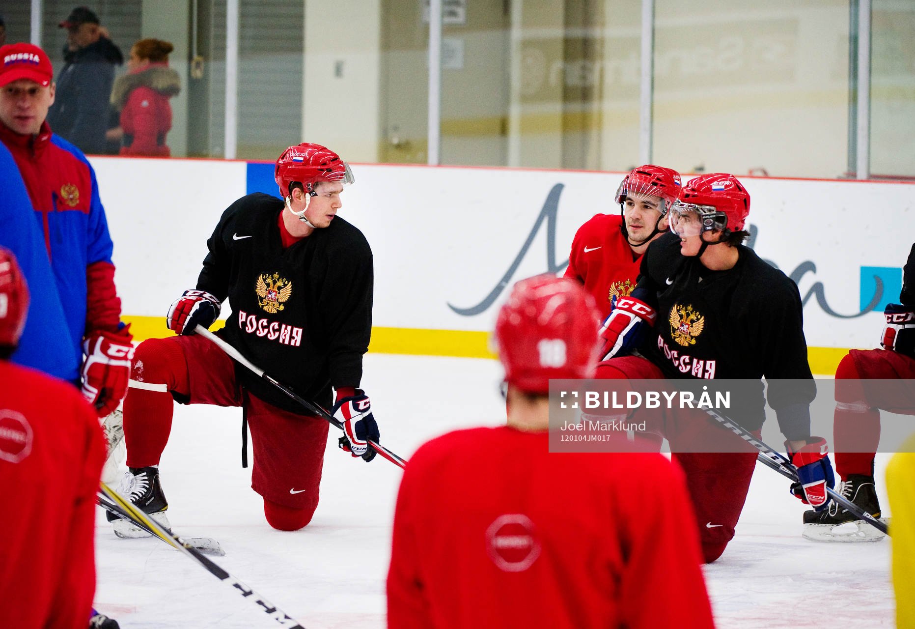Yevgeni Kuznetsov pratar med Nail Yakupov, Ryssland