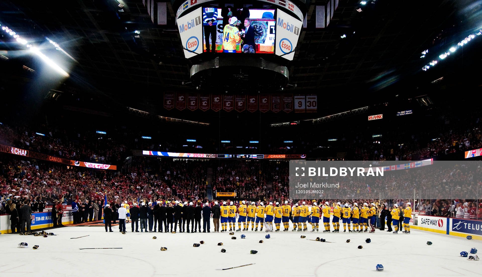 De svenska spelarna står uppradade när Johan Larsson tar