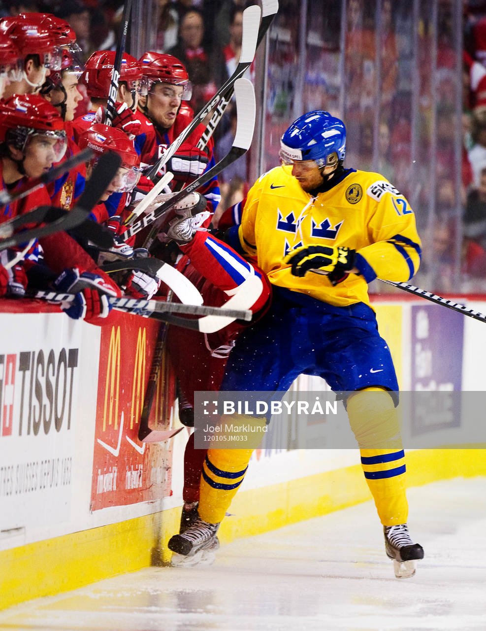 Alexander Khokhlachev, Ryssland, blir tacklad av Patrik