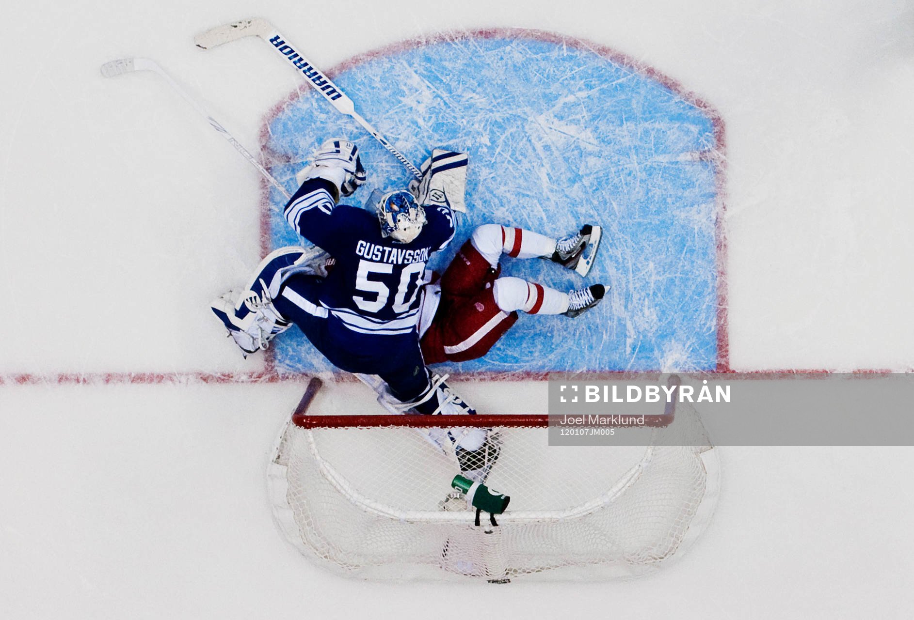 Jonas Gustavsson, målvakt, Toronto, trycker ned Jiri