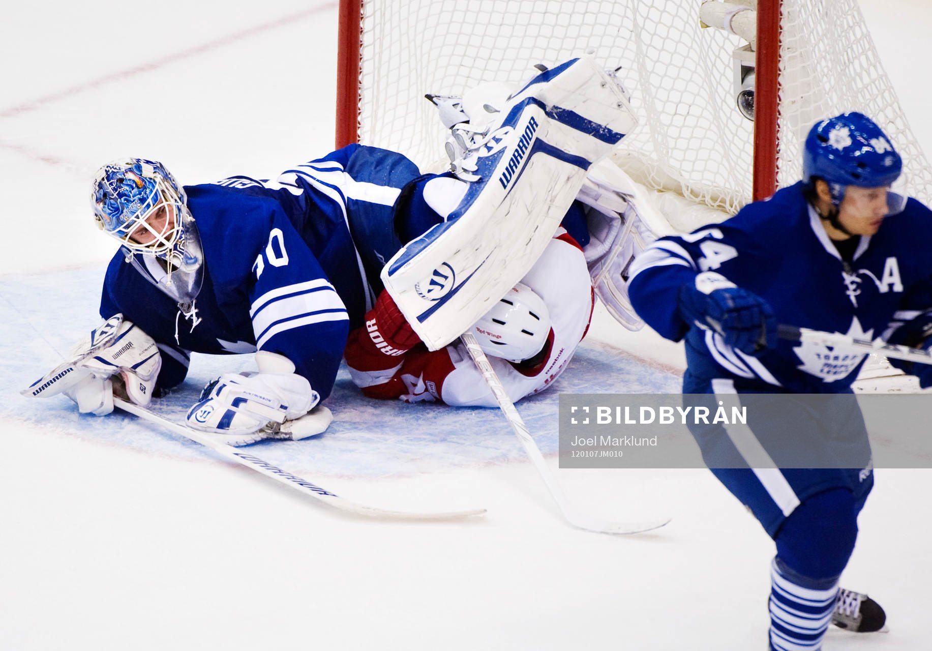 Jonas Gustavsson, målvakt, Toronto, håller ned Jiri