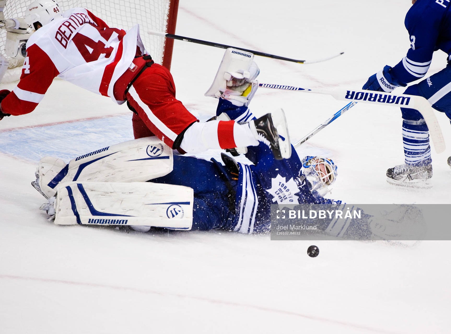 Jonas Gustavsson, målvakt, Toronto, stoppar Todd Bertuzzi,