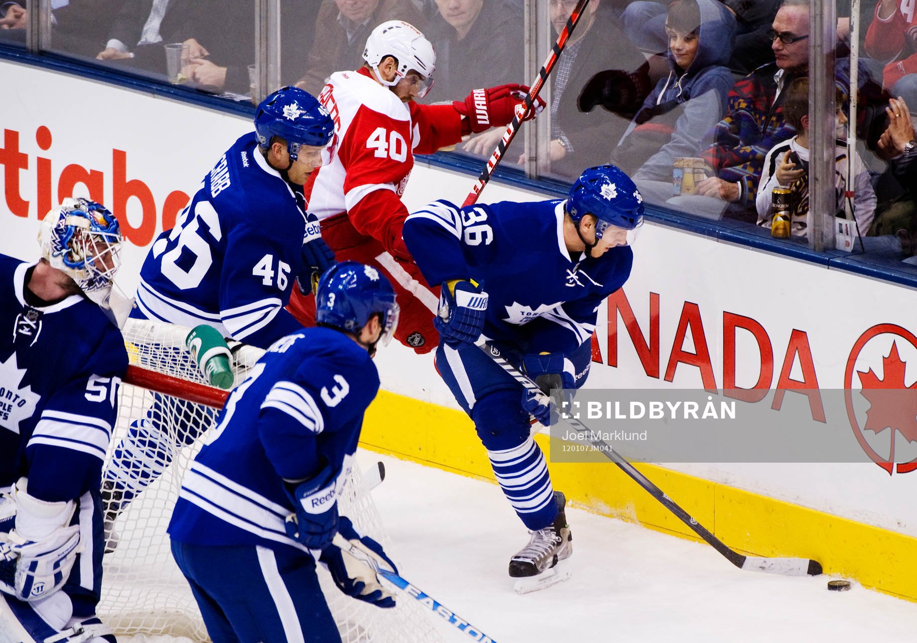 Henrik Zetterberg, Detroit, kämpar mot Carl Gunnarsson,