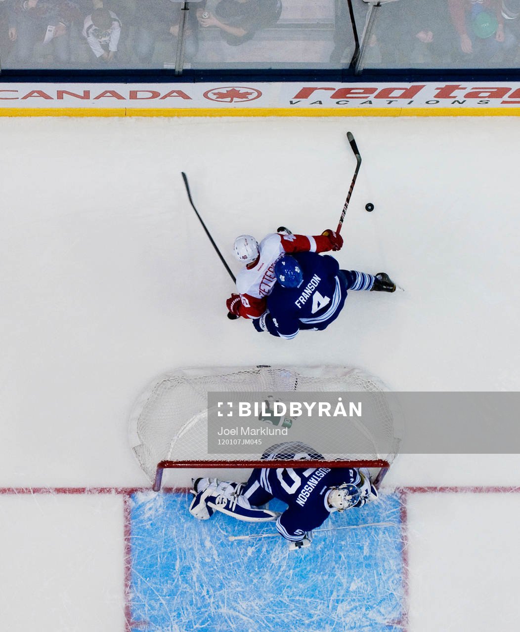 Henrik Zetterberg, Detroit, försöker att ta sig förbi