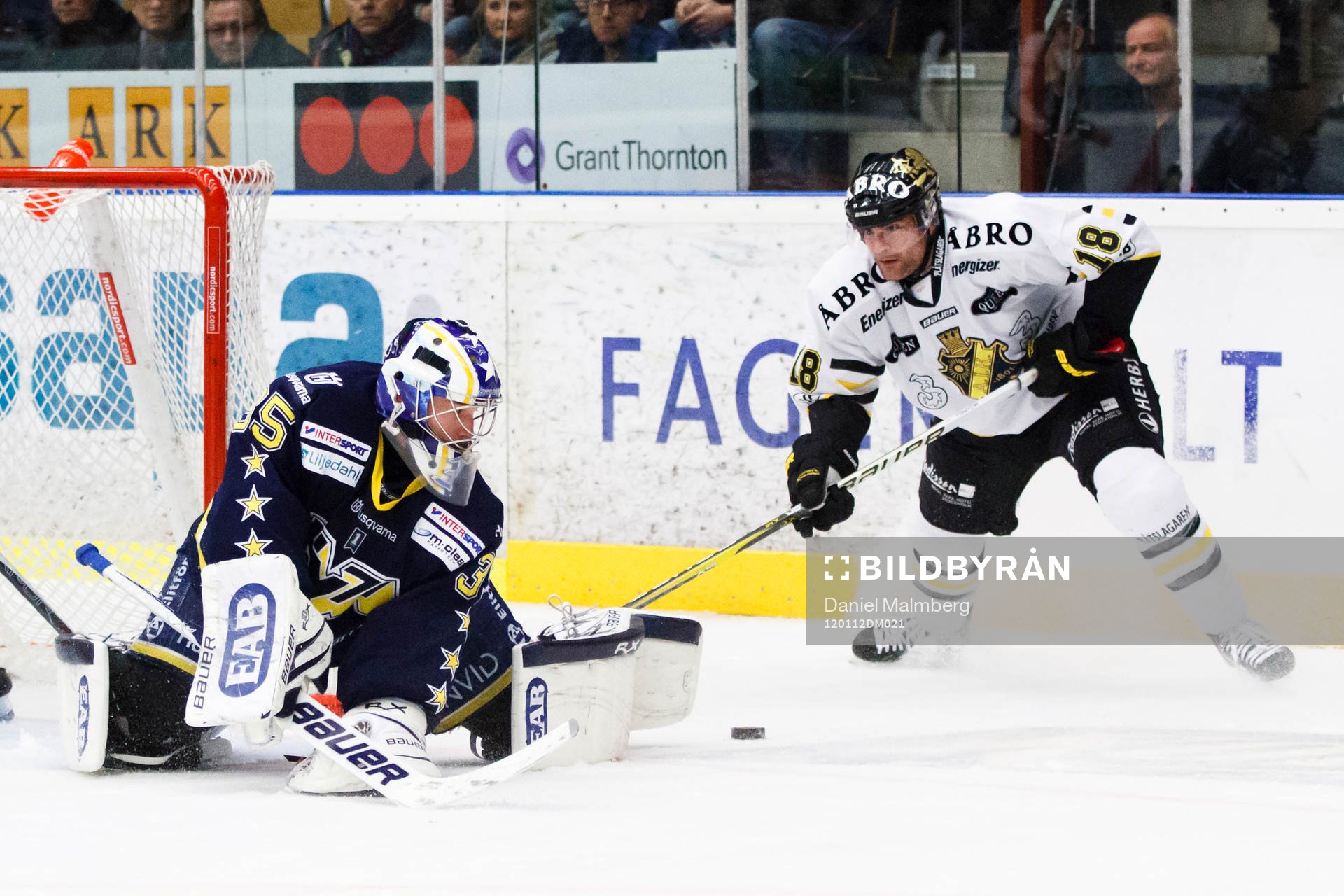 Kent Mcdonell, AIK försöker att trycka in pucken bakom