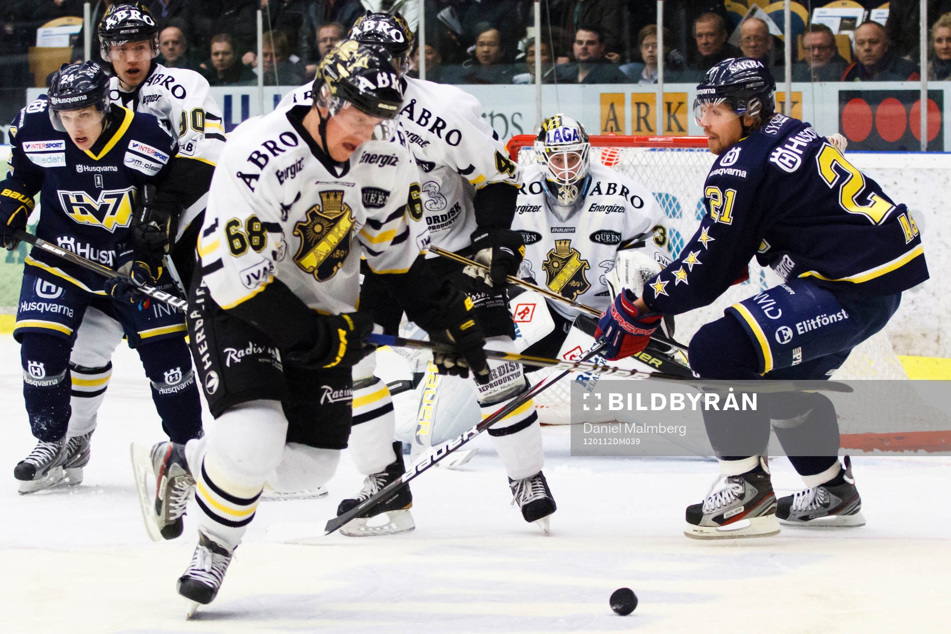 Victor Ahlström, AIK i kamp om pucken med Morten Ask, HV71