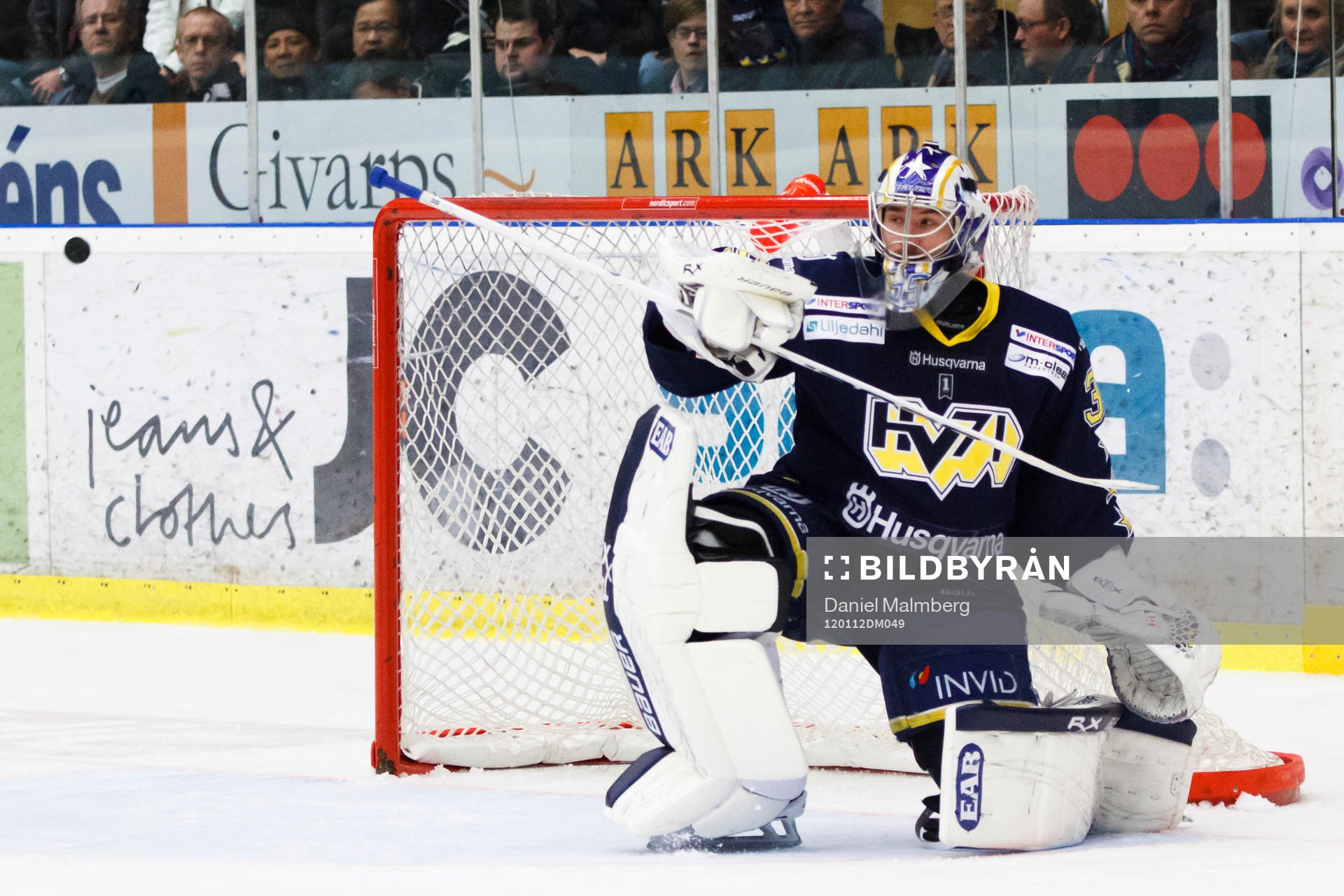 Johan Lindström, målvakt, HV71 fokuserar på pucken