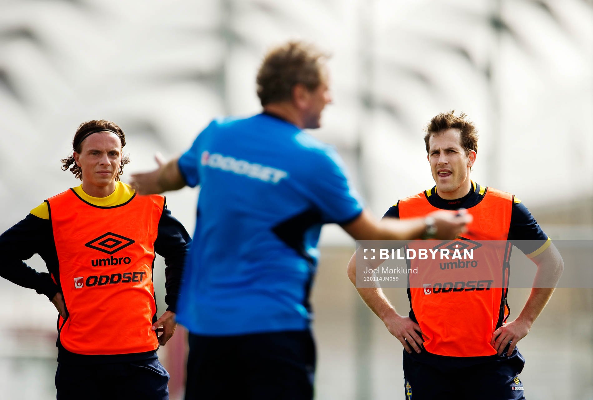 Niklas Hult och Tobias Hysén lyssnar på Erik Hamrén,
