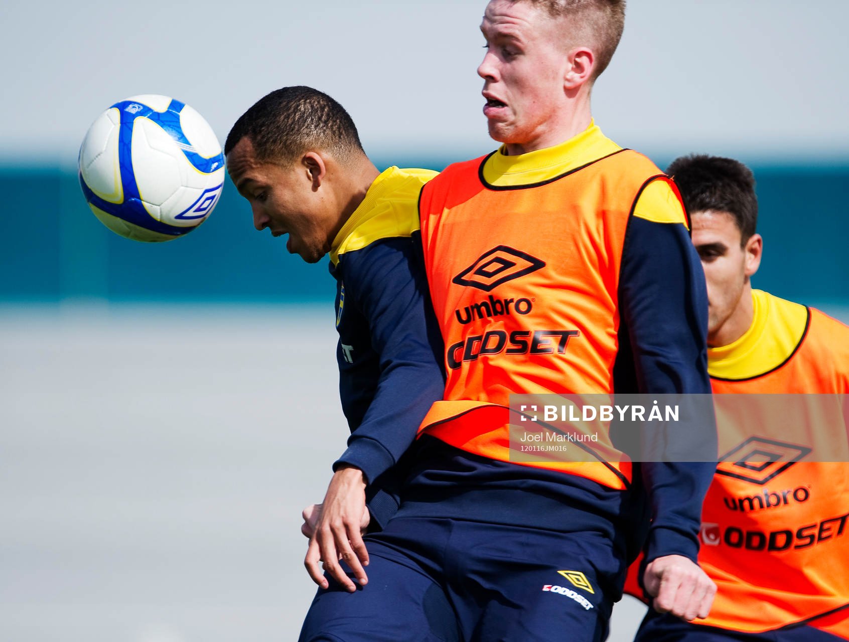 Marcus Olsson i en närkamp med Pontus Jansson