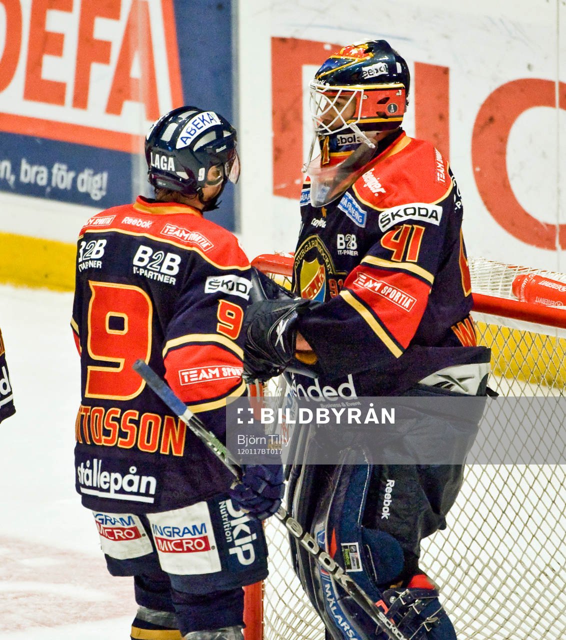 Gustaf Wesslau, målvakt, Djurgården gratuleras