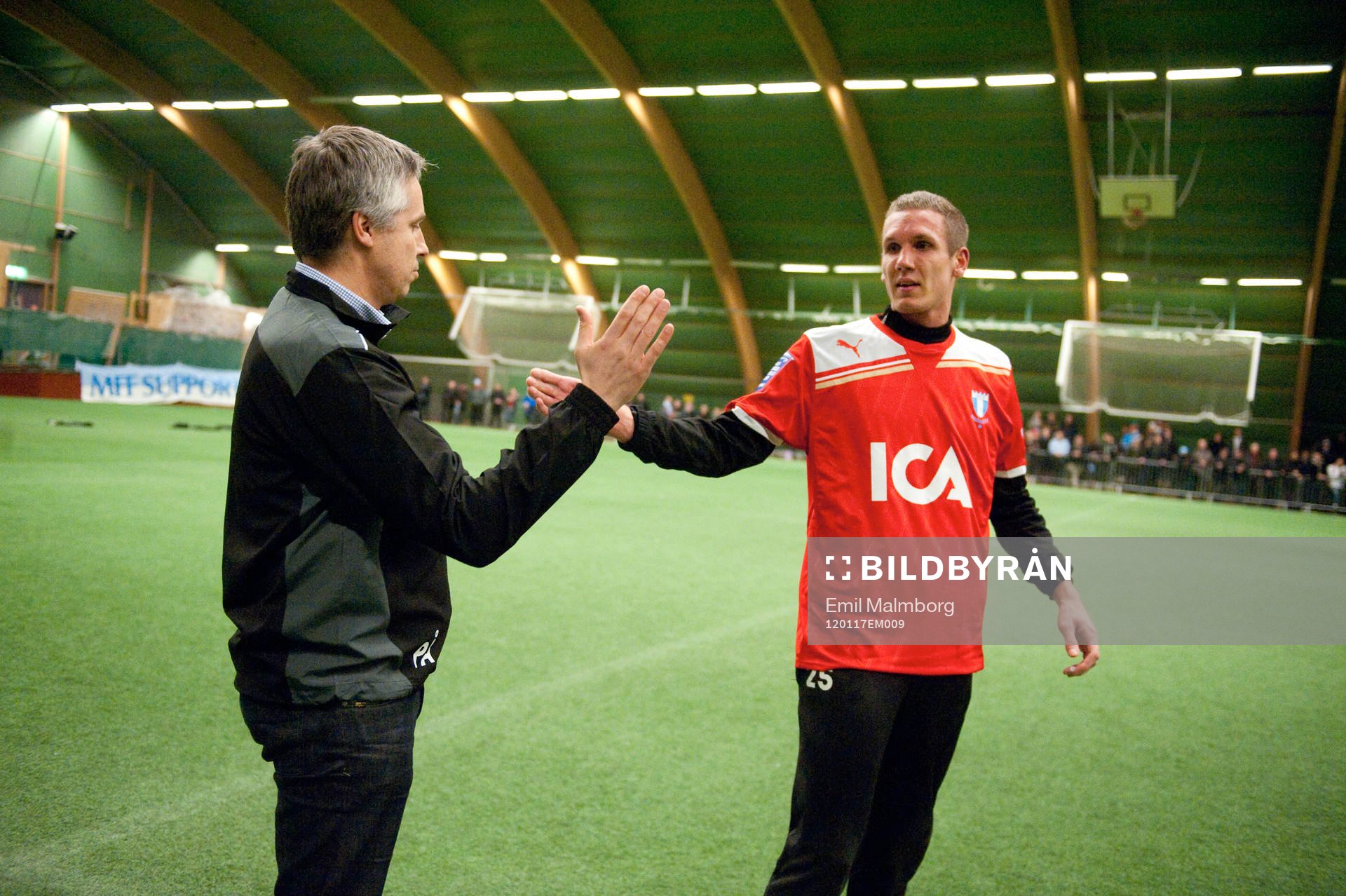 Per Ågren, sportchef, ger tröjan till Malmös nyförvärv