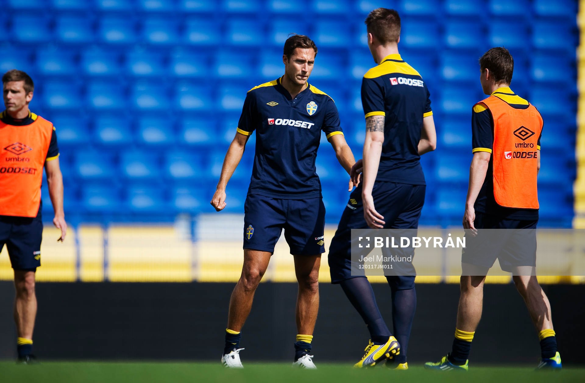 Niklas Backman och Pontus Jansson pratar med varandra