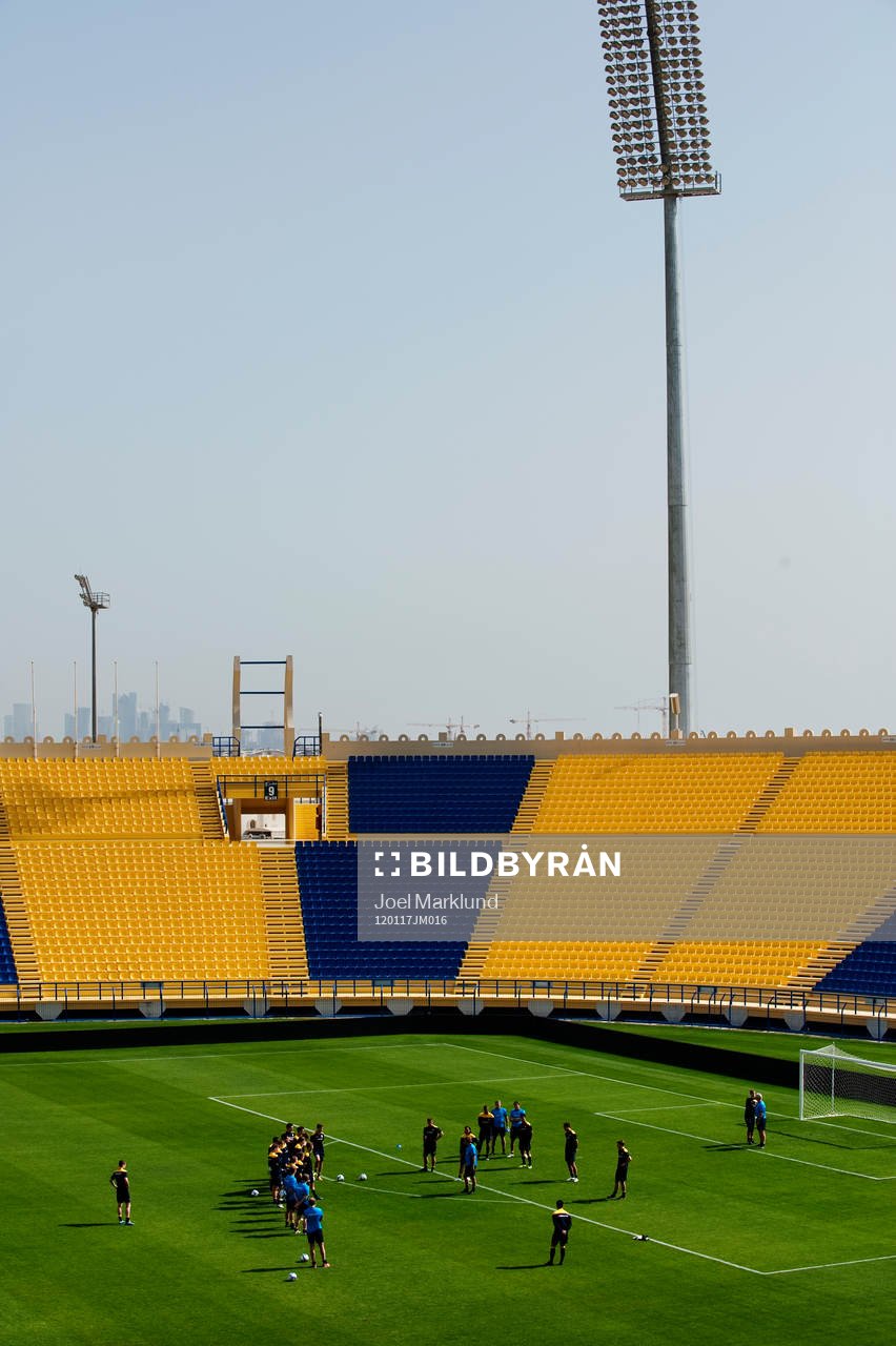 Det svenska laget tränar på Al-Gharafa Stadium i Doha