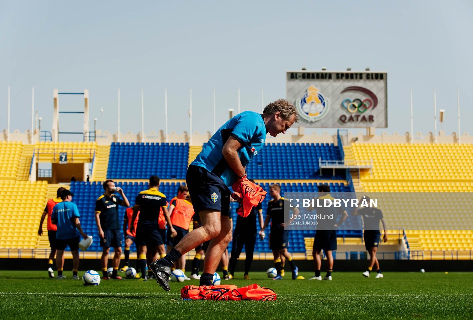 Det svenska laget tränar på Al-Gharafa Stadium i Doha.