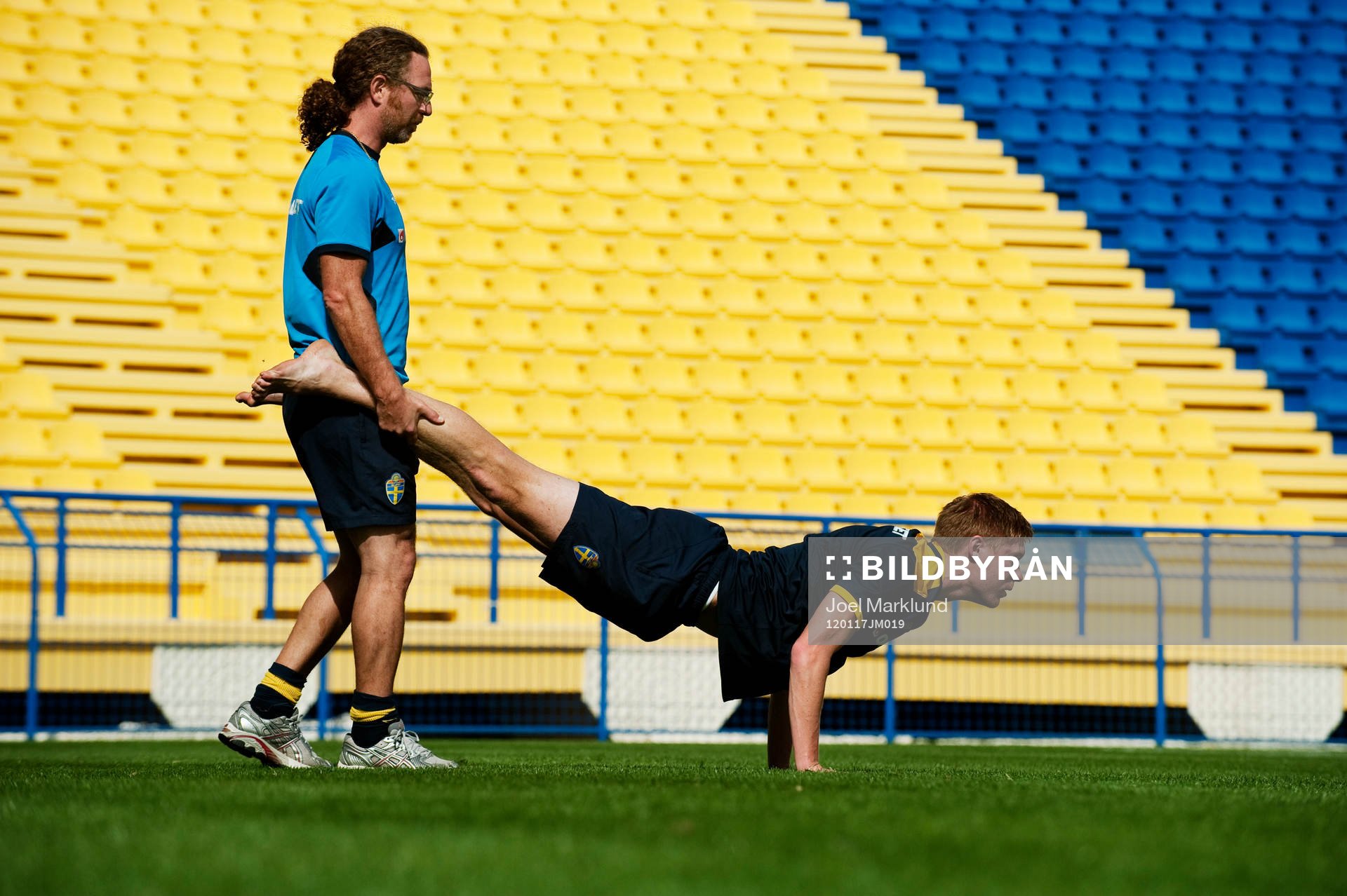 Markus Holgersson får hjälp med stretchning av Richard