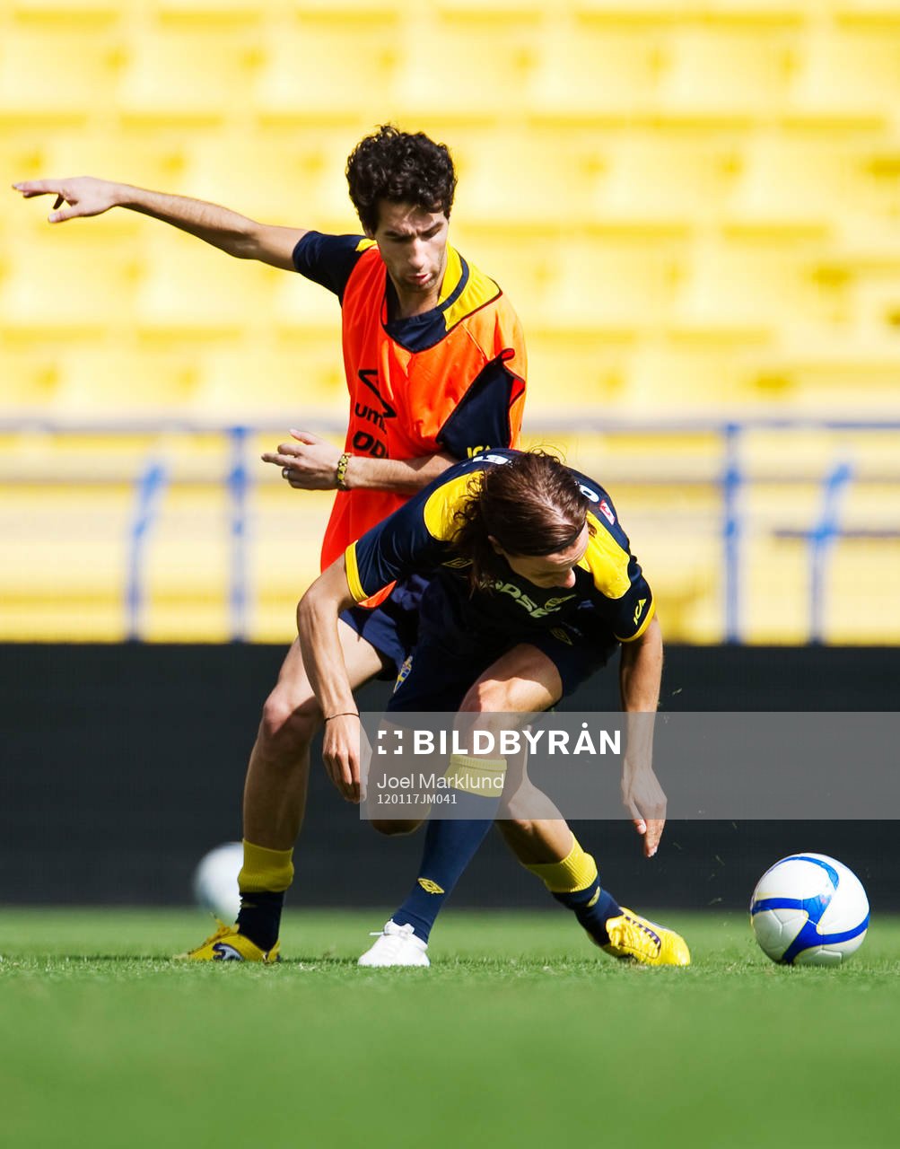 Jimmy Durmaz och Niklas Hult i en duell