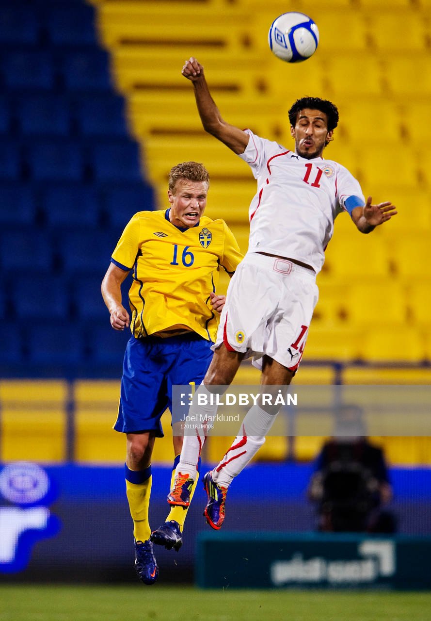 Oscar Hiljemark, Sverige, i en luftduell med Ismail A