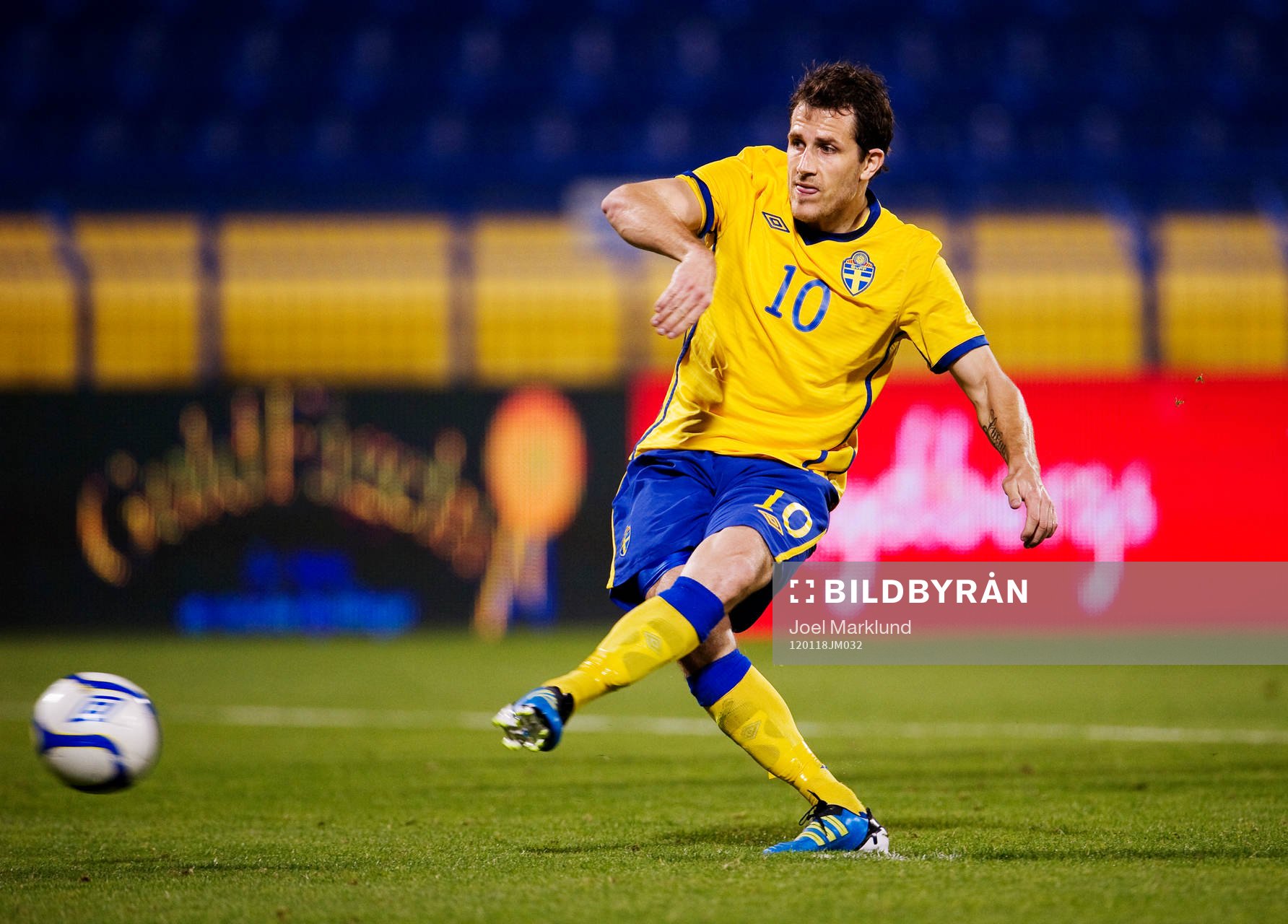 Tobias Hysén, Sverige, stegar fram på straff och skjuter
