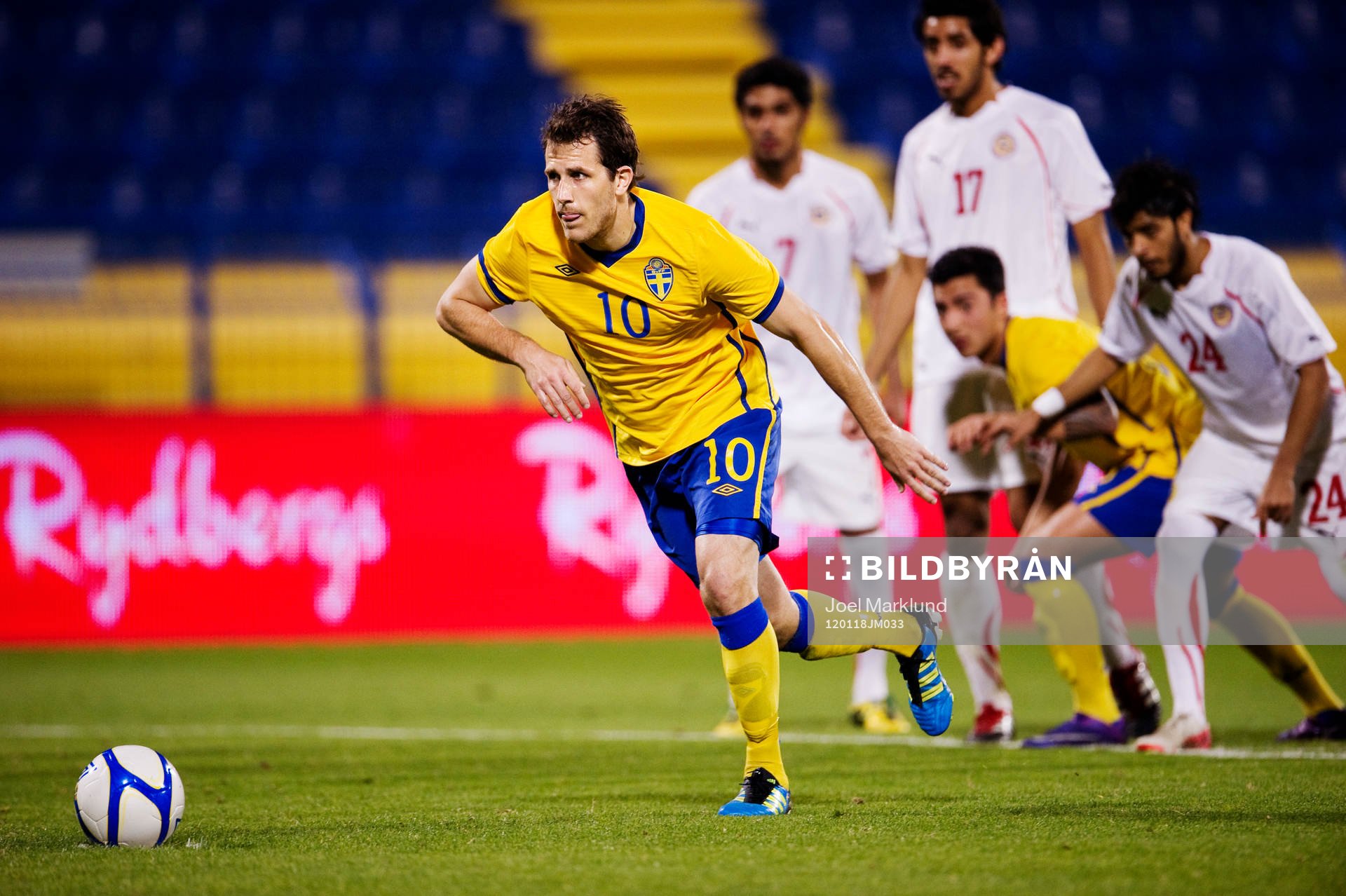 Tobias Hysén, Sverige, stegar fram på straff och skjuter